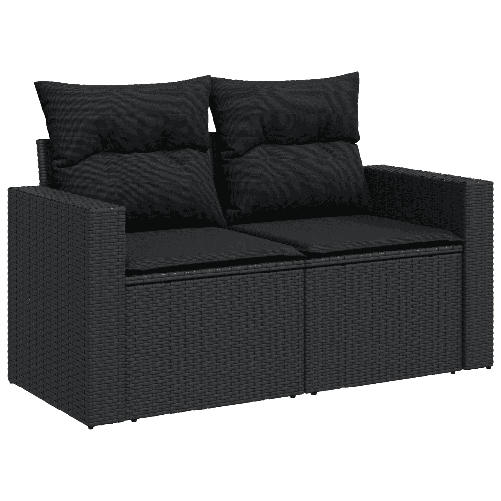 Ein schwarzes Sofa aus Weide mit zwei Kissen. Es hat eine quadratische Form mit einer gewebten Textur.