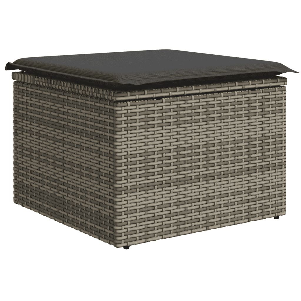 Wicker-Würfelhocker für draußen mit dunkelgrauem Kissen oben drauf.