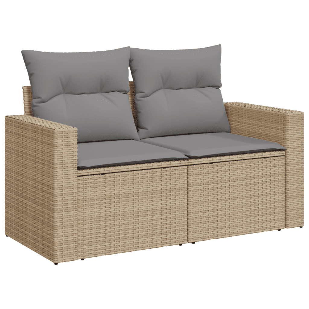 Ein Sofa aus Weide mit grauen Kissen. Es hat eine quadratische Form mit einer gewebten Textur.