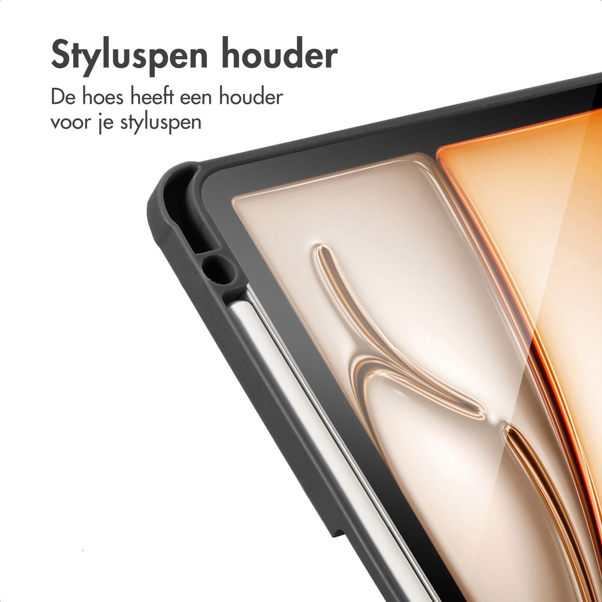 Close-up van een tablethoesje met een stylus houder, een stylus is erin geplaatst.