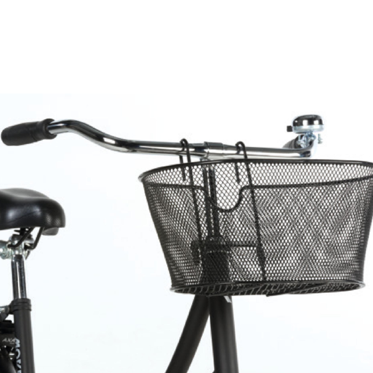 Fiets met zwarte mand, stuur en zadel, tegen een witte achtergrond.