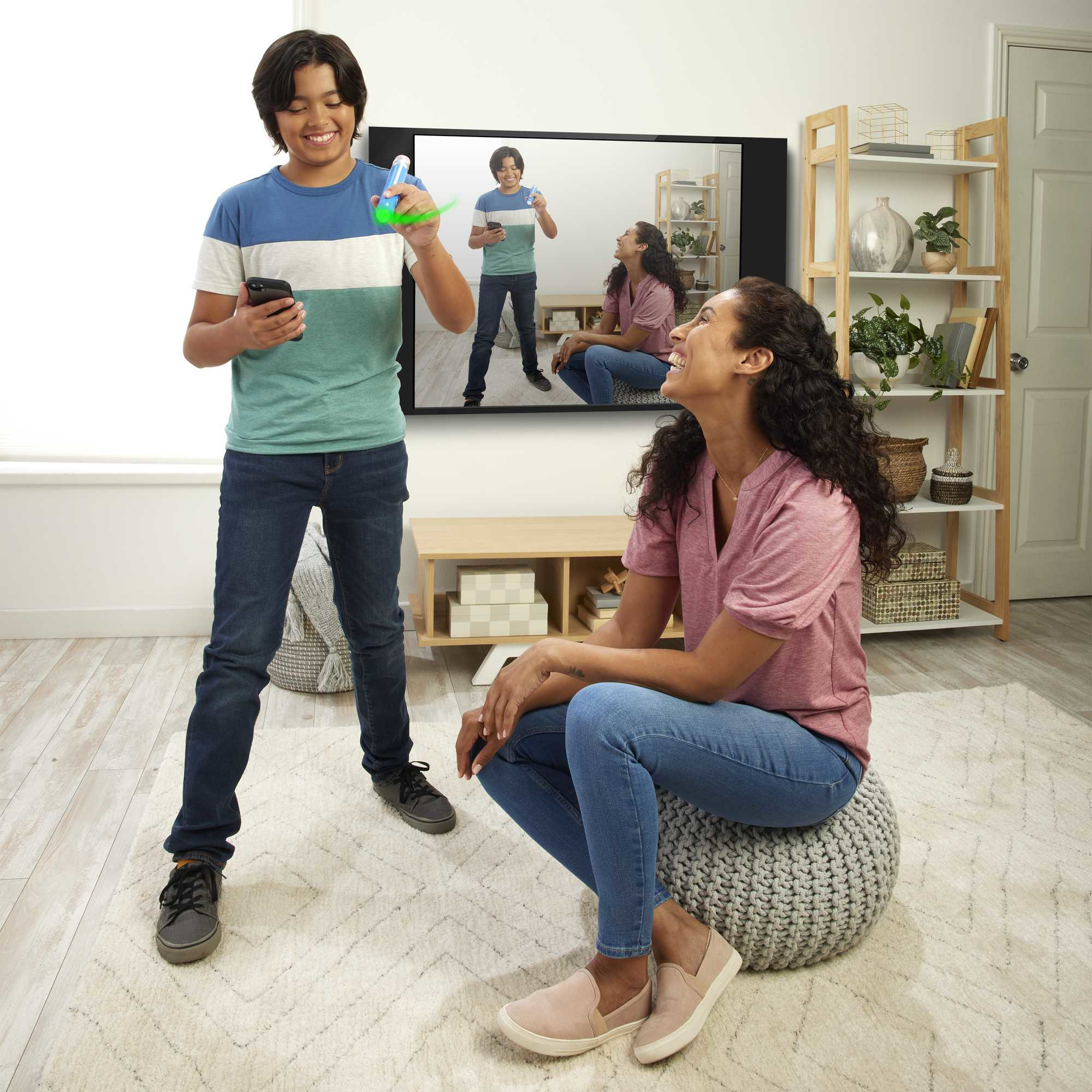 Un niño y una mujer están jugando un juego con un televisor. El niño sostiene un controlador. El televisor muestra el juego.