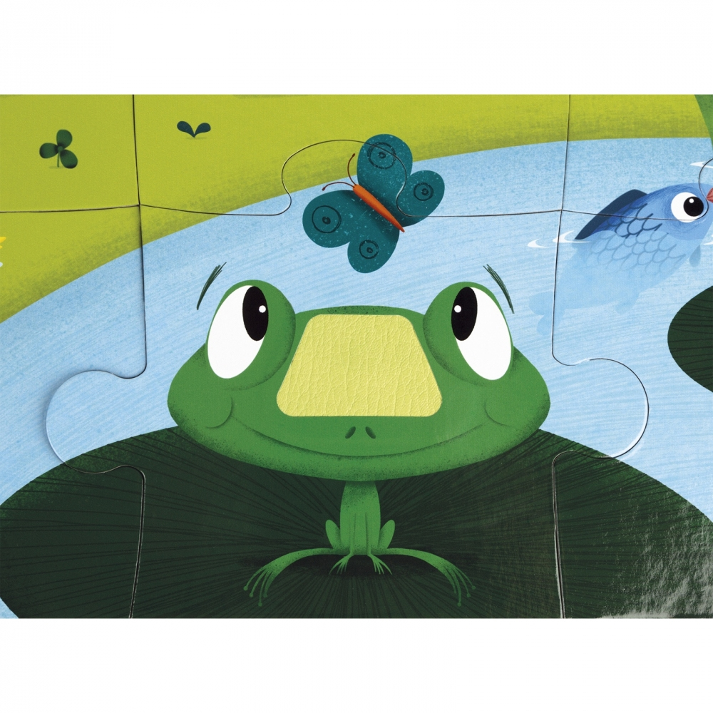 Element układanki przedstawiający żabę na liściu lilii i motyla. Tło to staw.