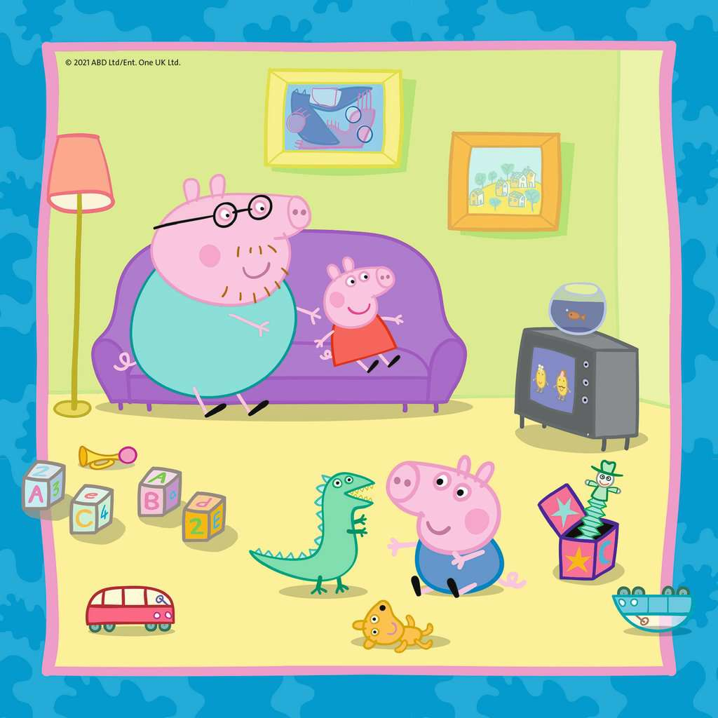 Famiglia di Peppa Pig su un divano viola, TV con pesci, giocattoli e auto rossa.