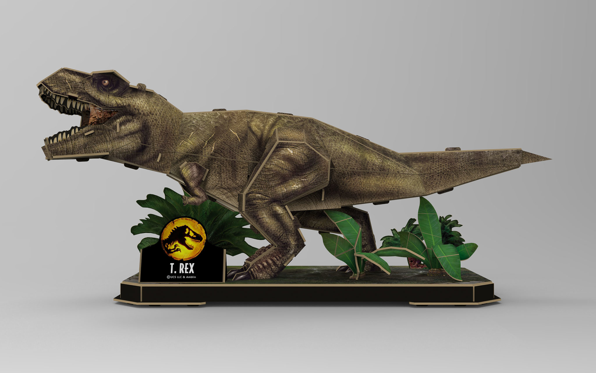 Een T-Rex dinosaurusmodel op een zwarte basis, met planten en een logo, op een grijze achtergrond.