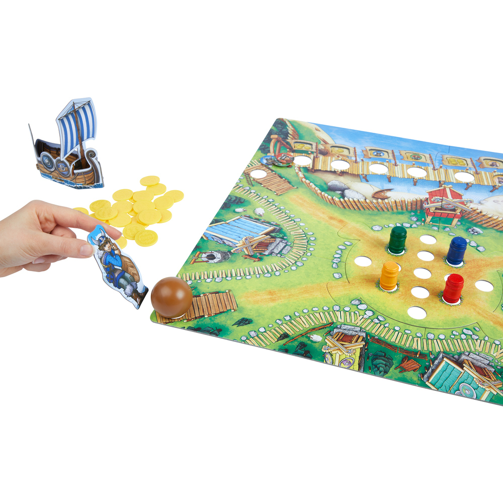 Brettspiel-Szene. Hand hält einen Ausschnitt eines Wikingerschiffs, Münzen und ein Spielbrett.