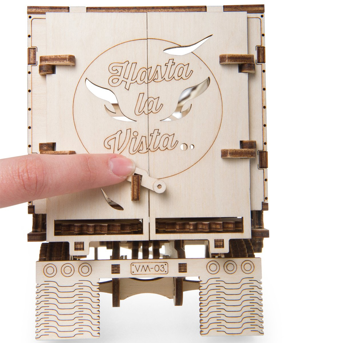 Drewniany model ciężarówki z ręką otwierającą drzwi z napisem "Hasta la Vista".