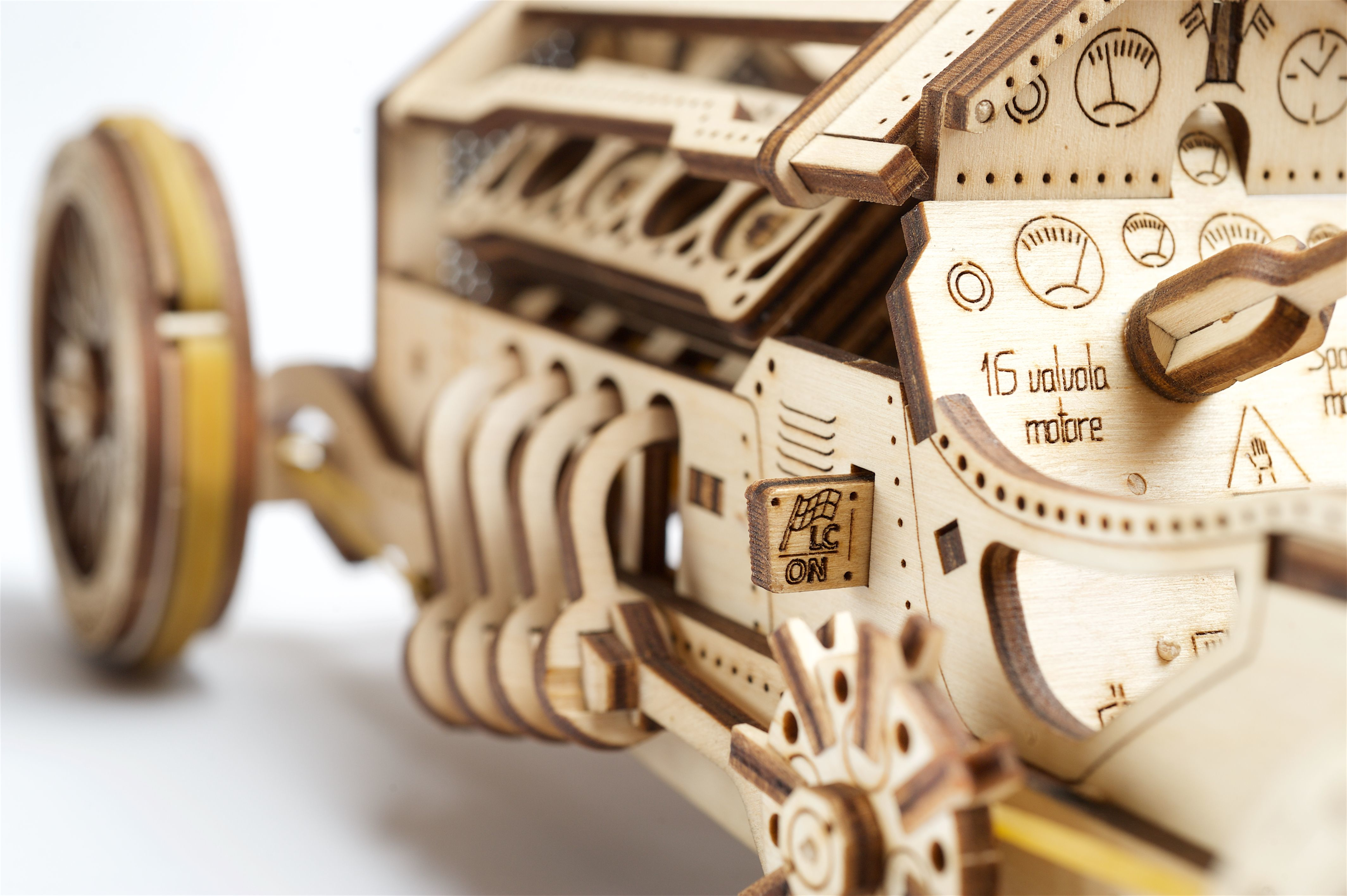 Holzmodell eines Oldtimer-Automotors. Das Modell hat detaillierte mechanische Teile.