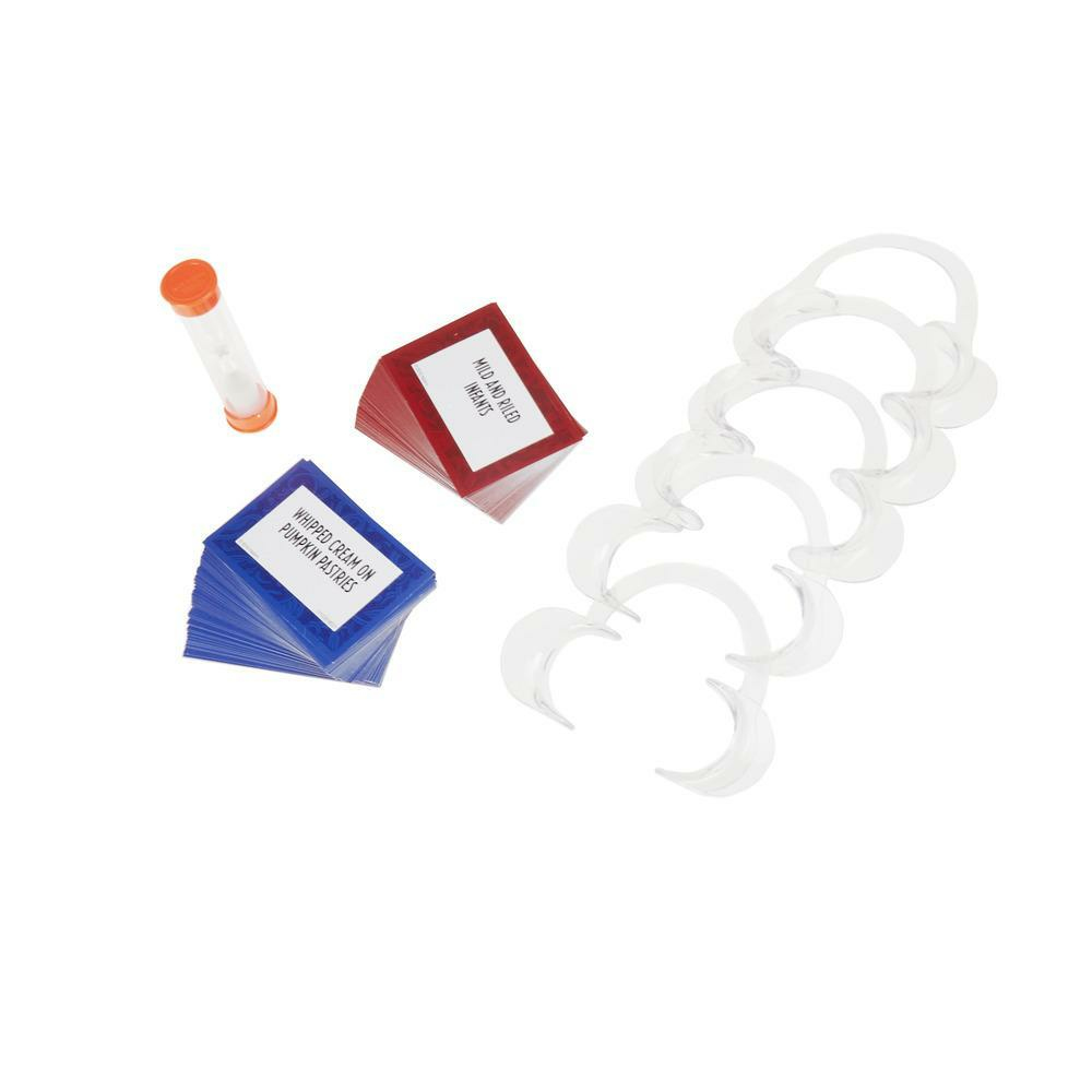 Spielset mit Timer, beschrifteten Karten und transparenten Mundstücken auf weißer Oberfläche.