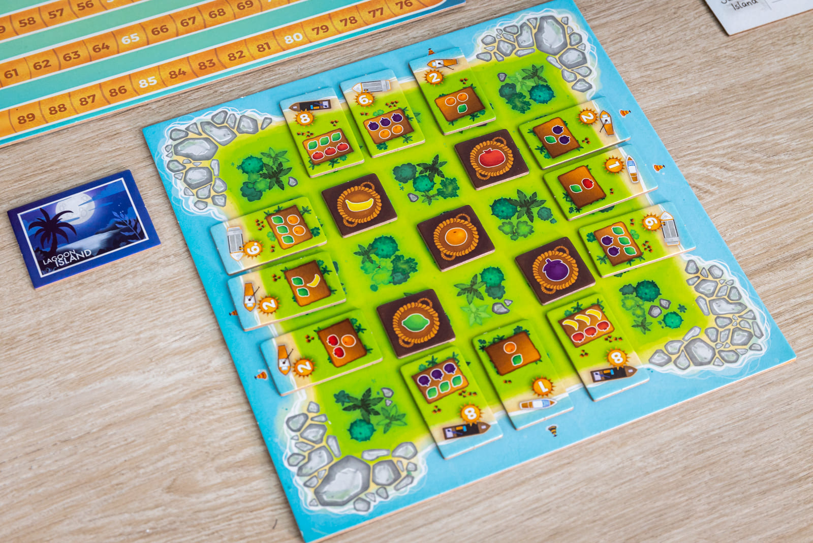 Brettspiel mit einer Karte und Spielsteinen auf einem Tisch.