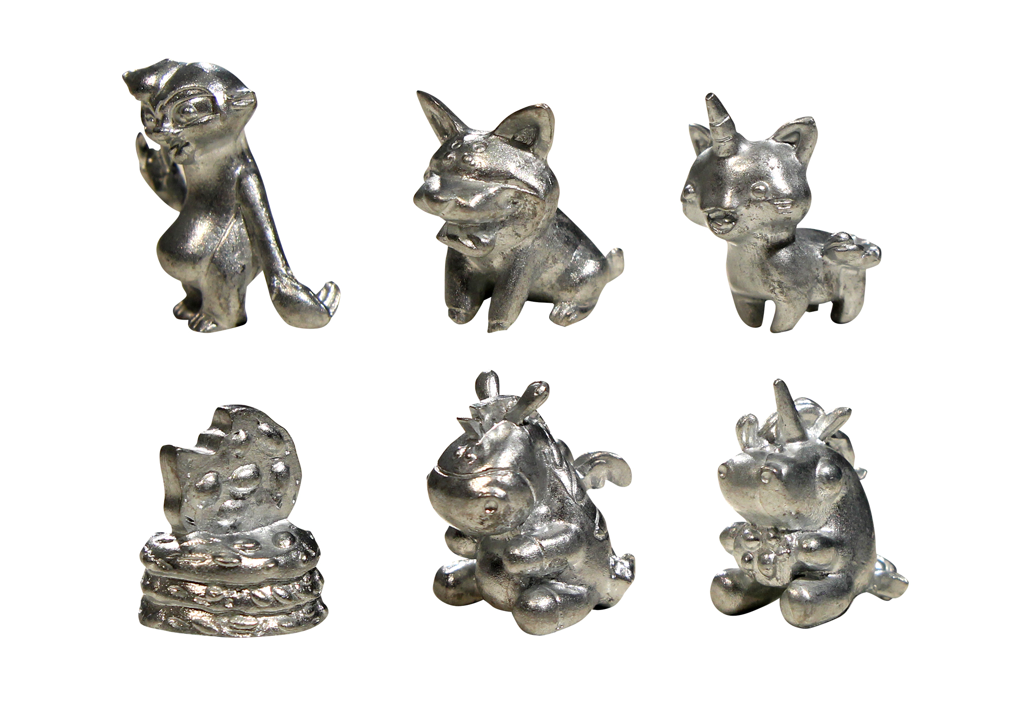 Sechs silberne Monopoly-Spielsteine, darunter eine Katze, ein Hund und ein Einhorn auf weißem Hintergrund.
