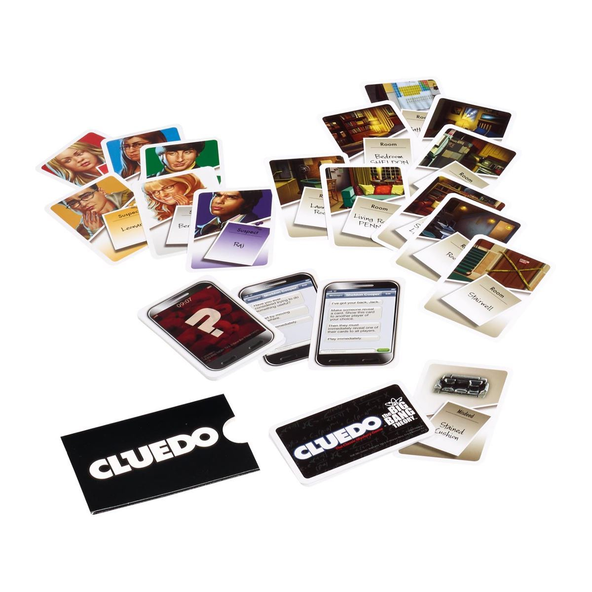 Cluedo-Brettspielkarten und -box auf einer weißen Oberfläche ausgebreitet.