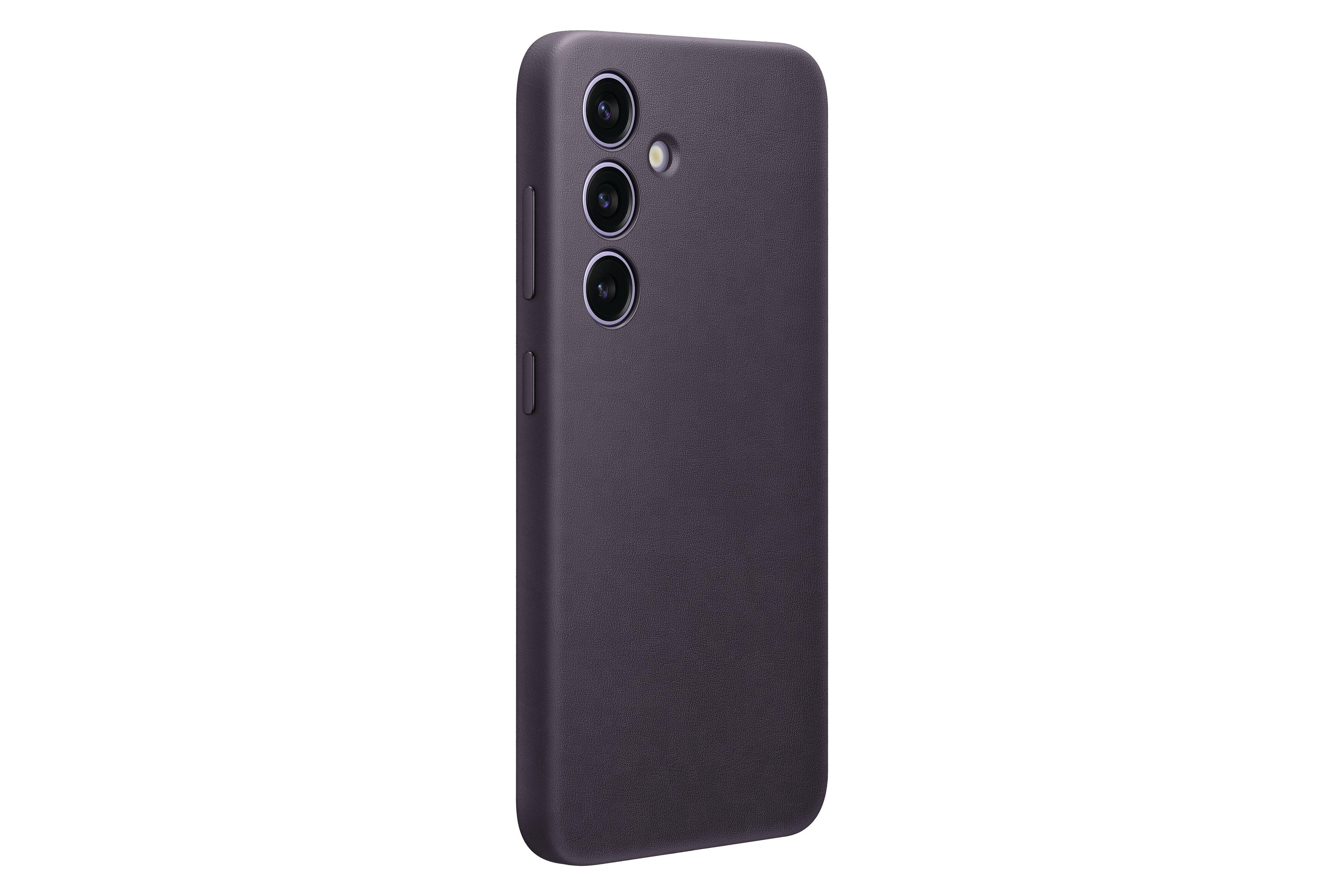 Fioletowy telefon z trzema tylnymi aparatami i bocznymi przyciskami. Wyizolowany na białym tle.