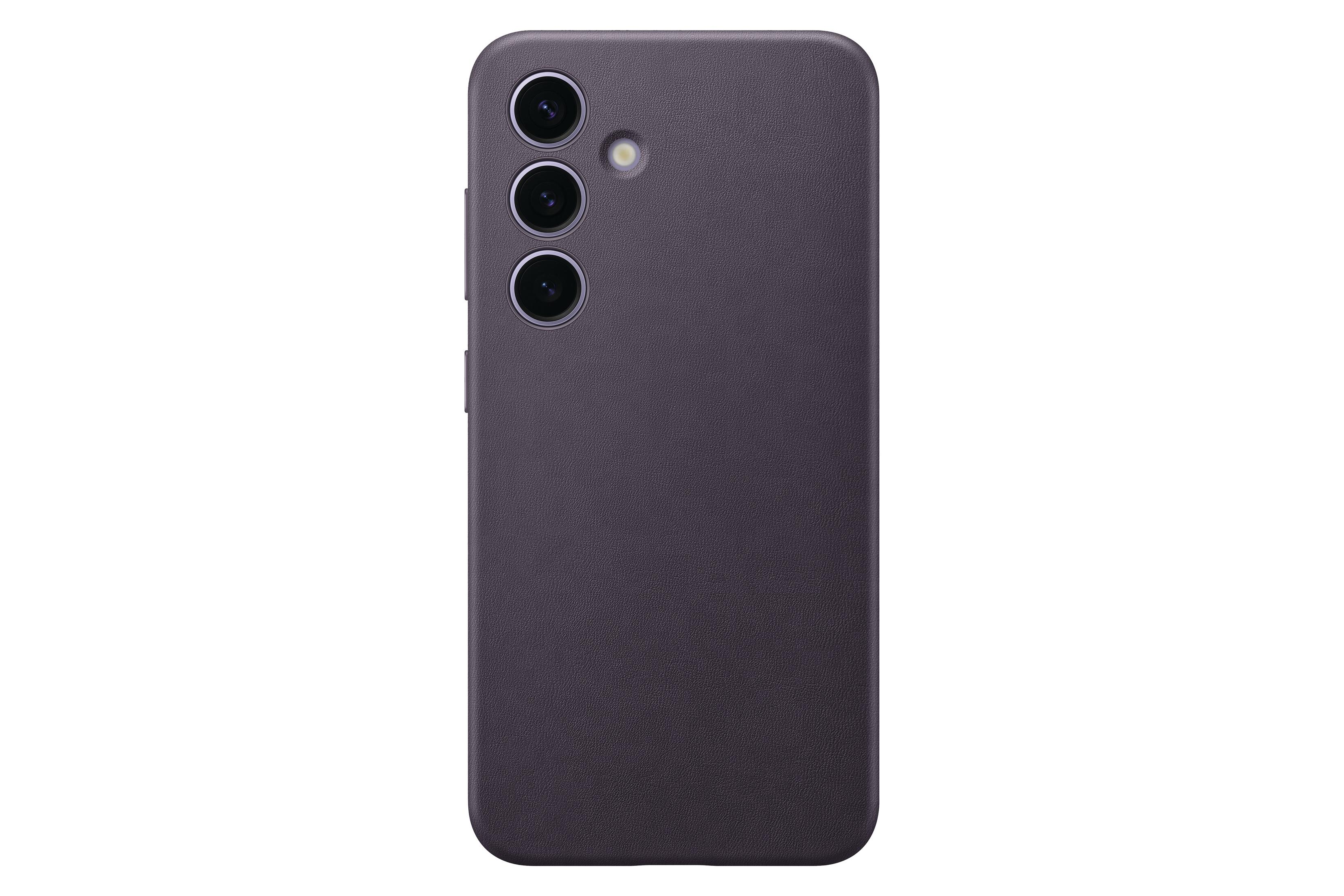 Fioletowe etui na telefon z trzema aparatami. Widok z tyłu, na białym tle.