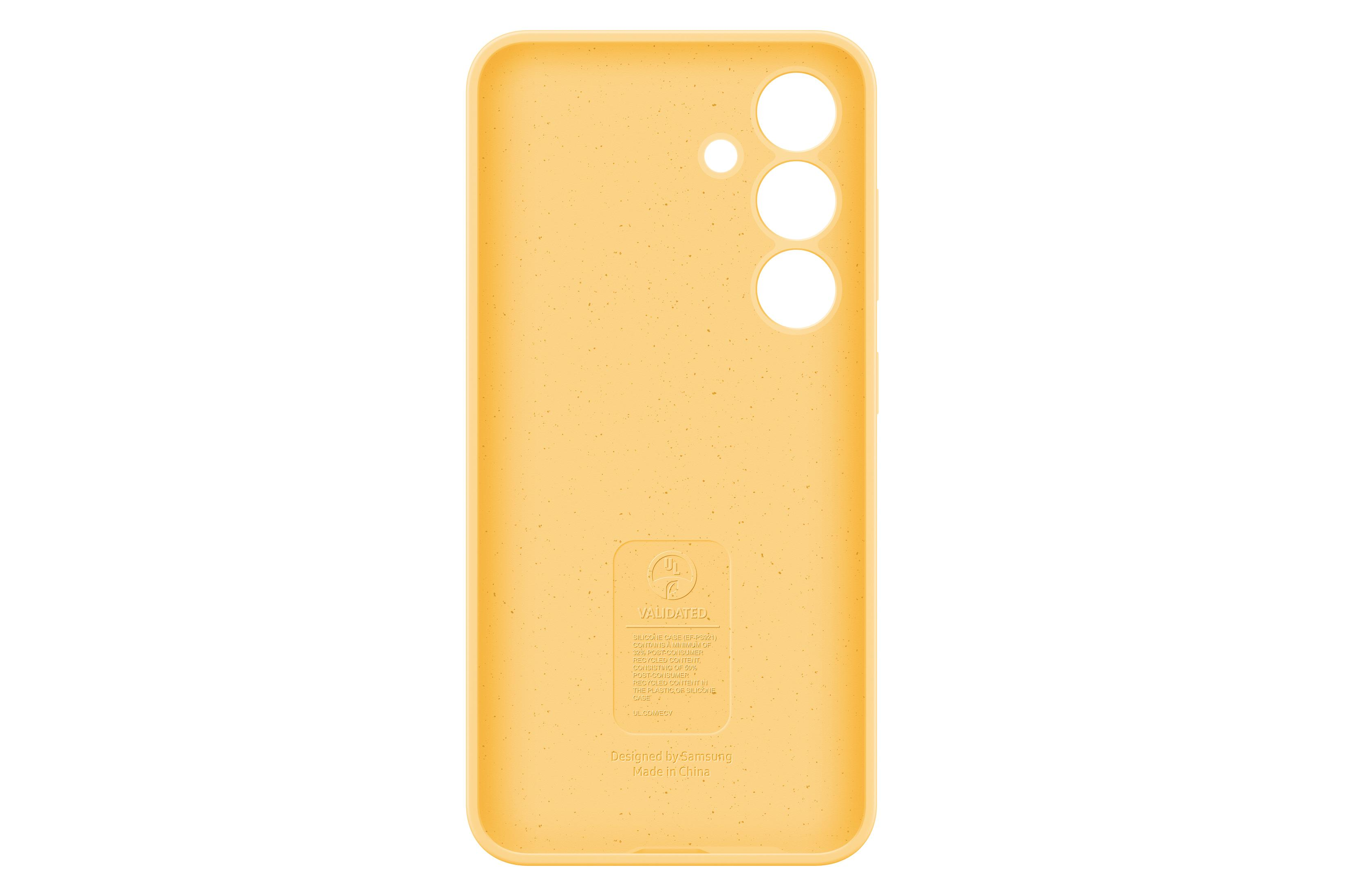 Gele telefoonhoes met drie cameraholes. Het heeft een getextureerd oppervlak en een logo.