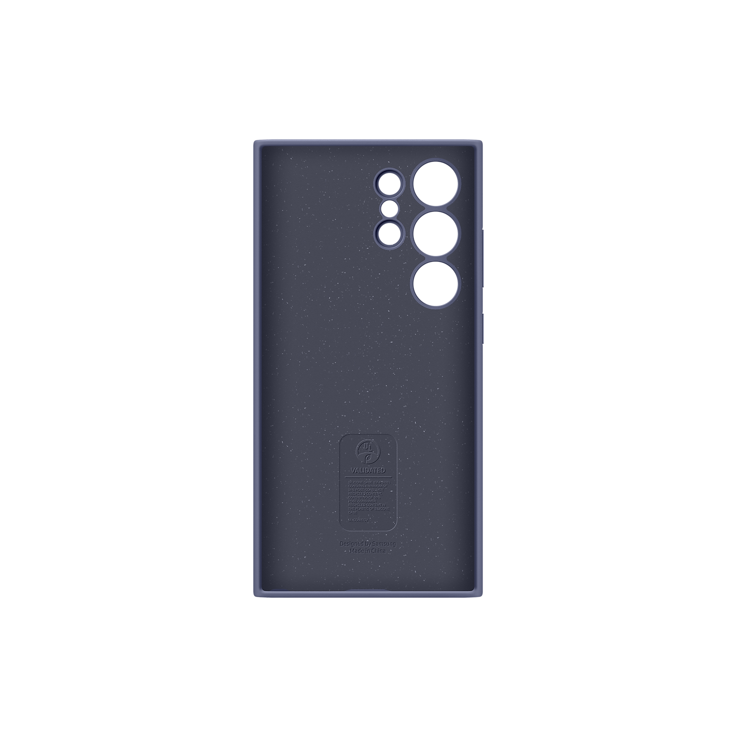 Ciemnoniebieskie etui na telefon z trzema otworami na aparat. Ma napis „PATENTED” i wytrawione logo.