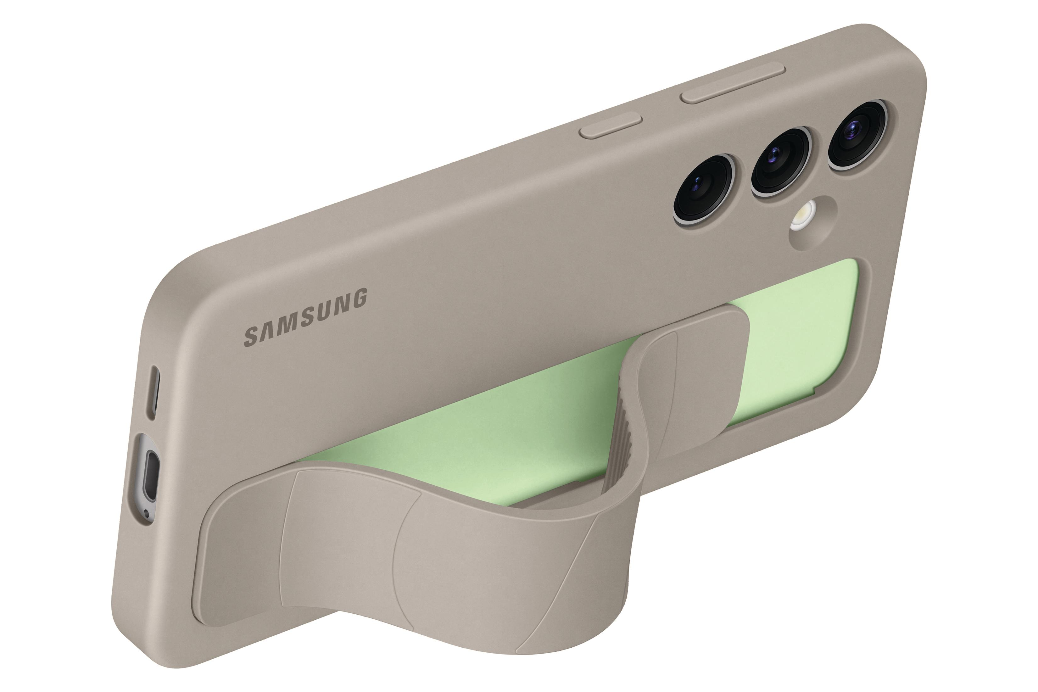 Een telefoon in een taupekleurige hoes met een ingebouwde standaard. De achterkant toont het Samsung-logo en cameralenzen.
