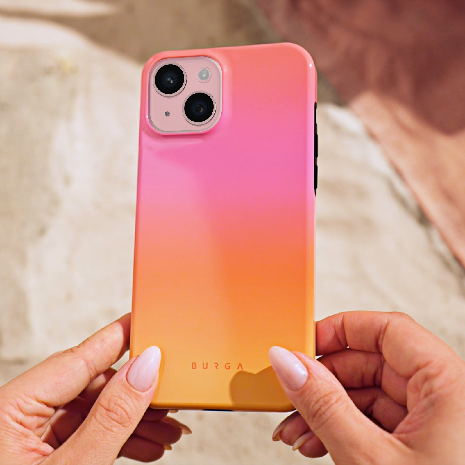 Custodia per telefono sfumata rosa e arancione, con fotocamera e due lenti.