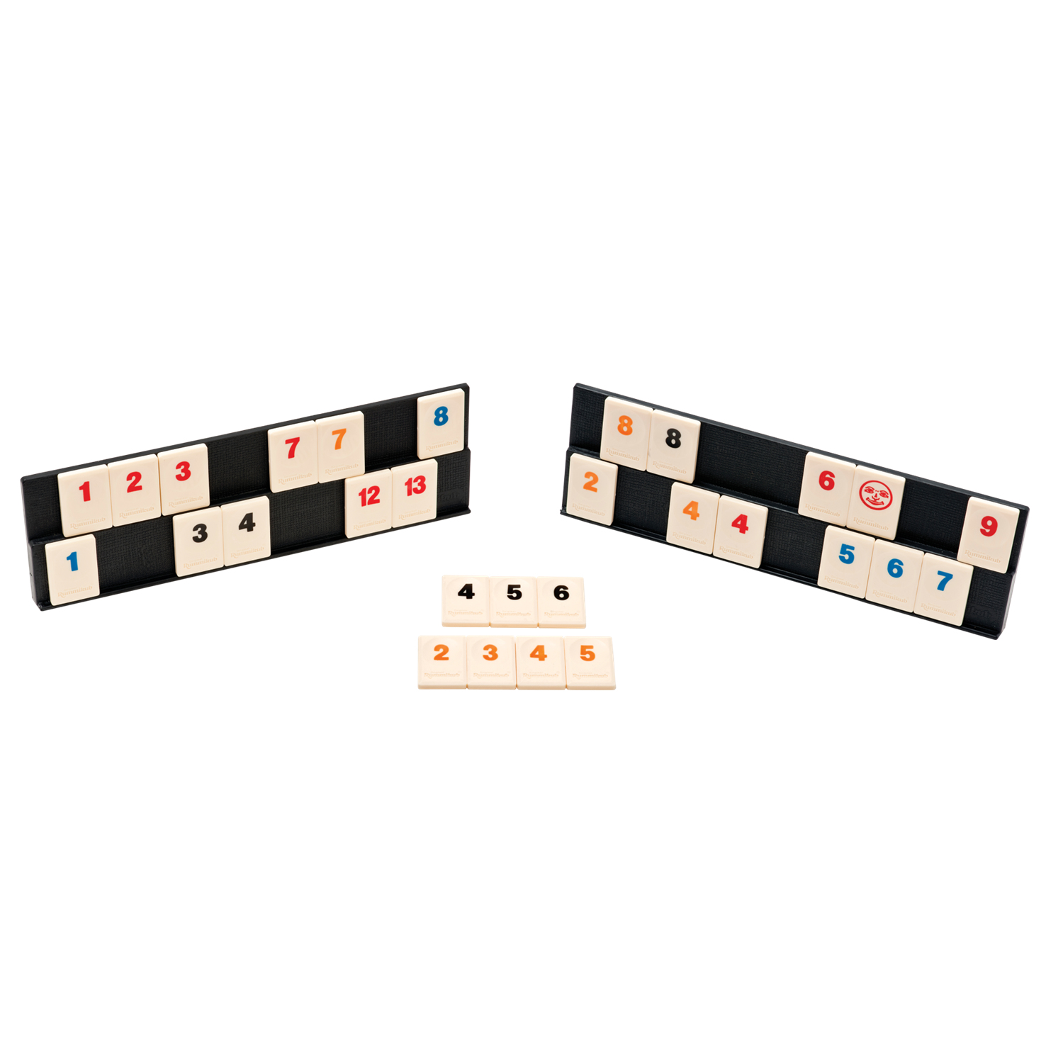 Rummikub-Spielset mit nummerierten Steinen auf Gestellen und lose. Zahlen sind auf die Steine gedruckt.