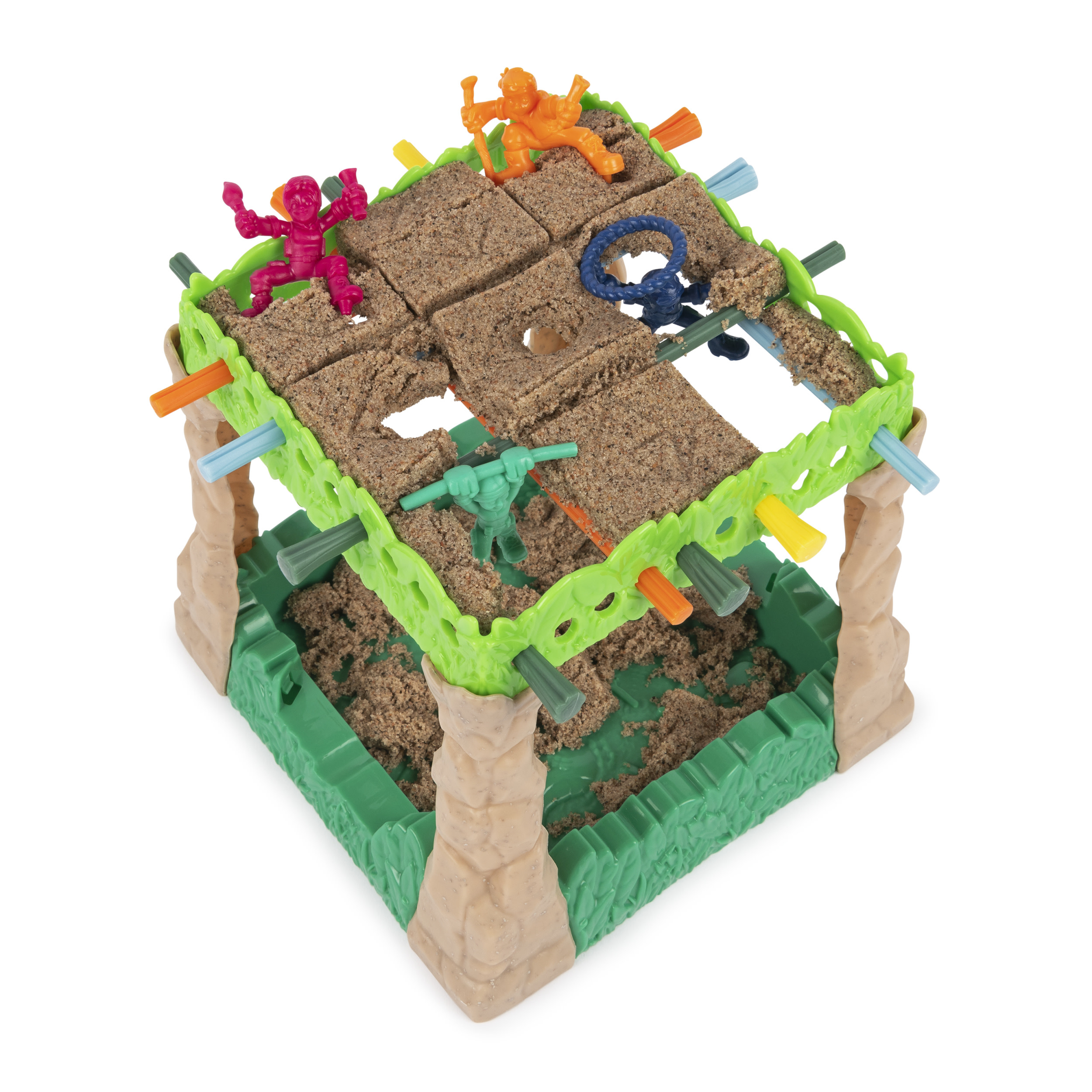 Sandspiel-Set. Grün-braune Struktur mit Sand, Spielfiguren und farbenfrohem Zubehör.