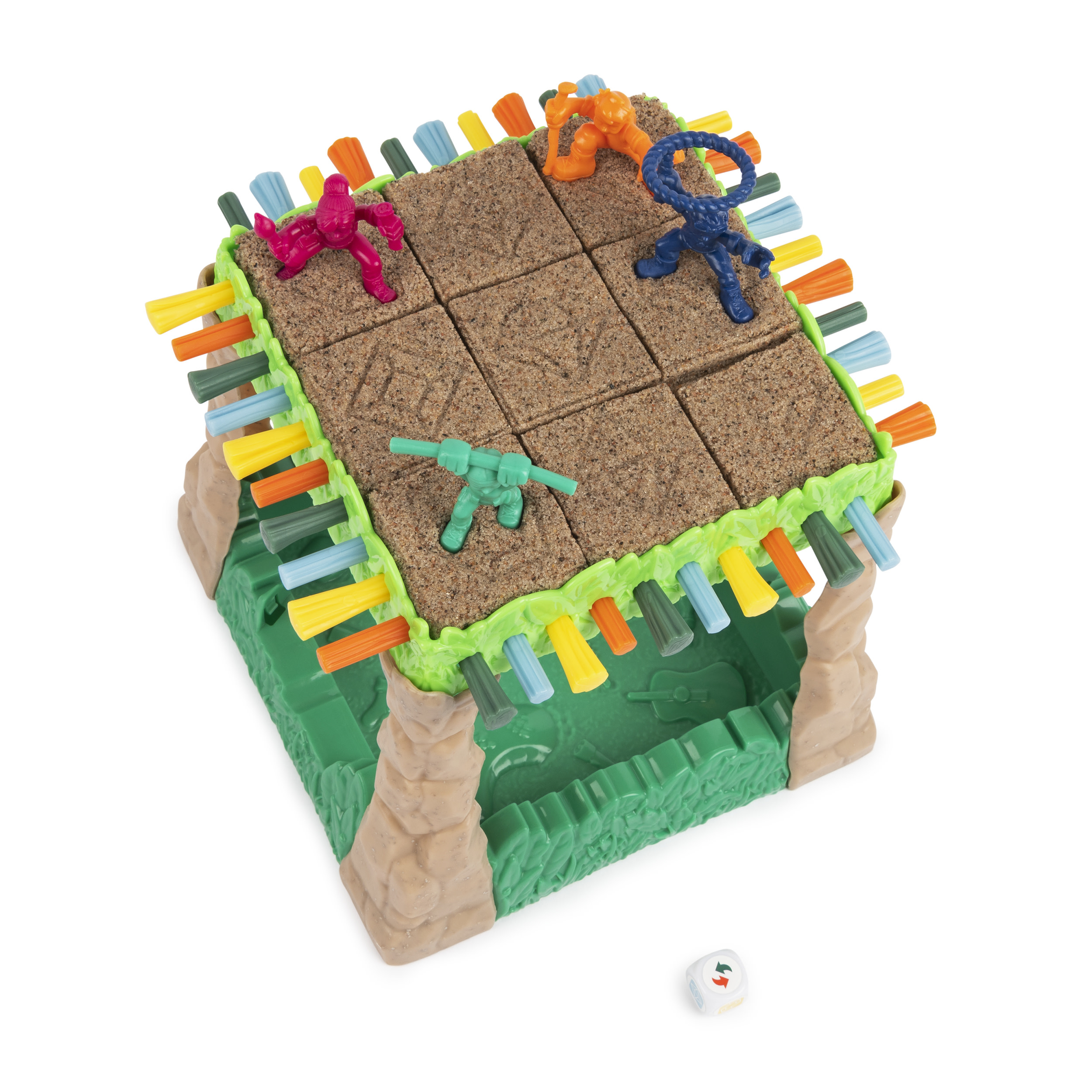 Ein Brettspiel mit Figuren auf einer beigefarbenen Oberfläche, grünem Rahmen und einem weißen Würfel.