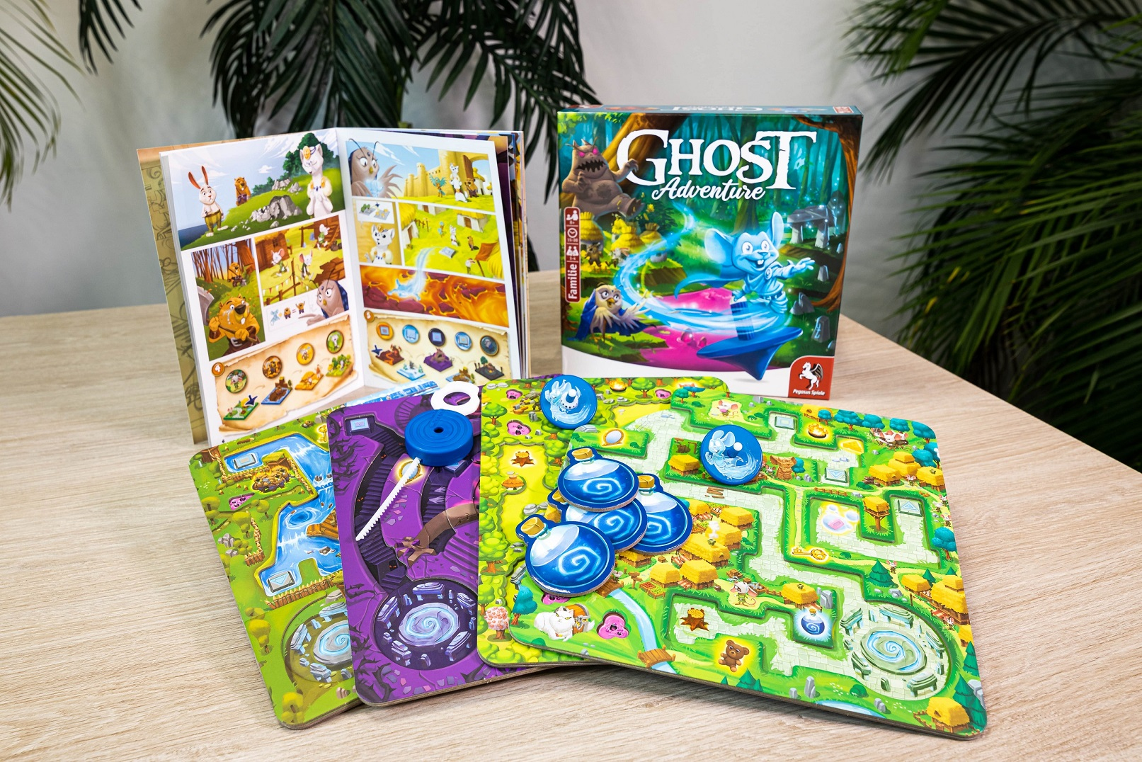 Brettspiel mit Spielbrett, Charakterkarten und Box, auf einem Holztisch.