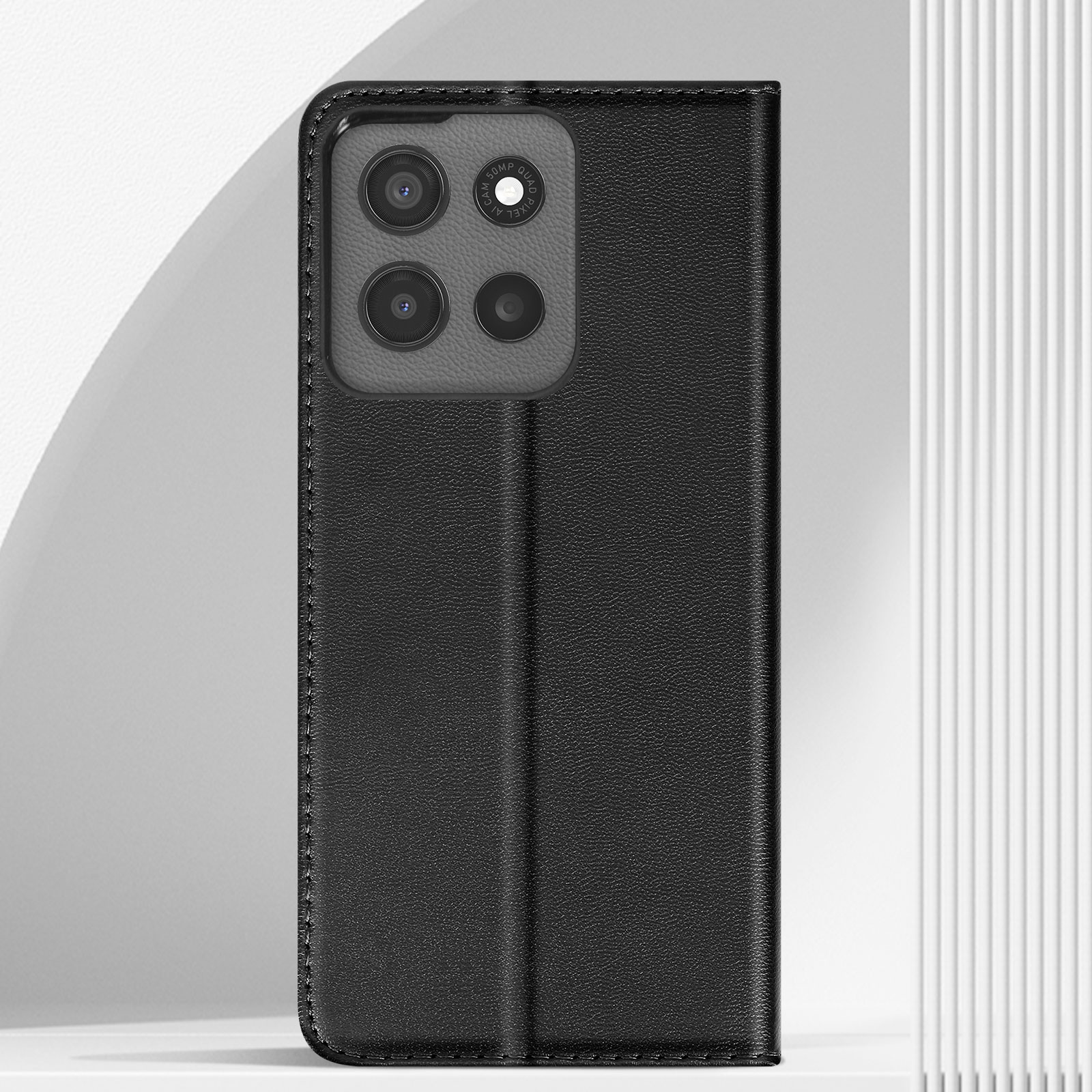 Una custodia per telefono nera, chiusa, con area fotocamera visibile, su sfondo bianco.