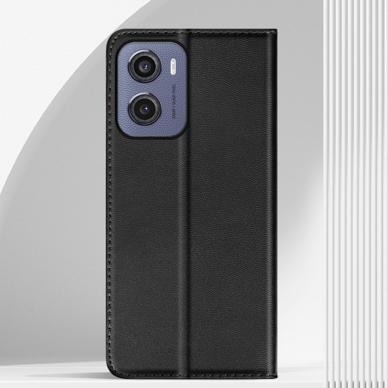 Custodia per telefono nera, chiusa. Mostra un telefono con due fotocamere. La custodia è nera.