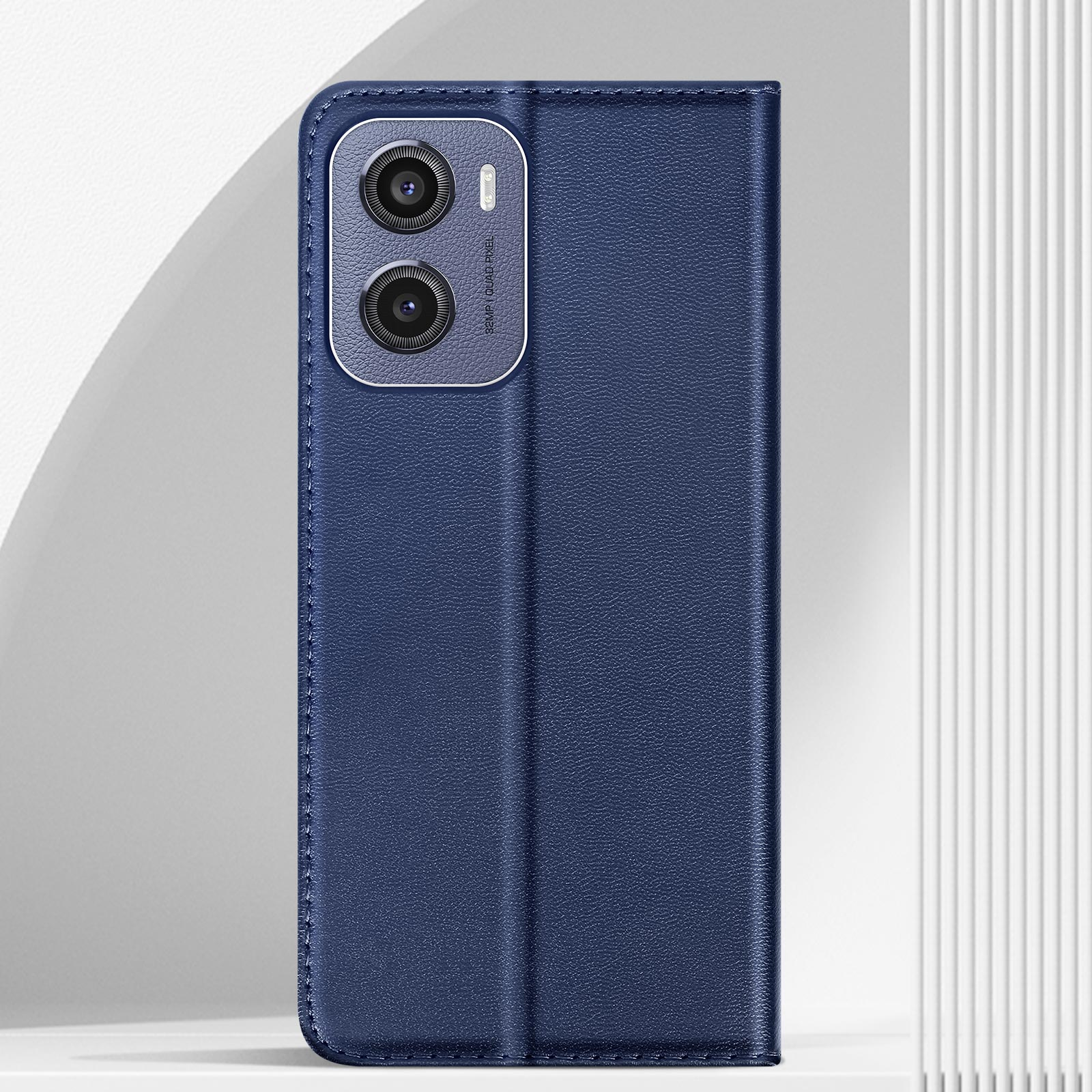 Custodia per telefono blu, simile alla pelle, aperta per mostrare un telefono. Il telefono ha una fotocamera. La custodia copre il telefono.
