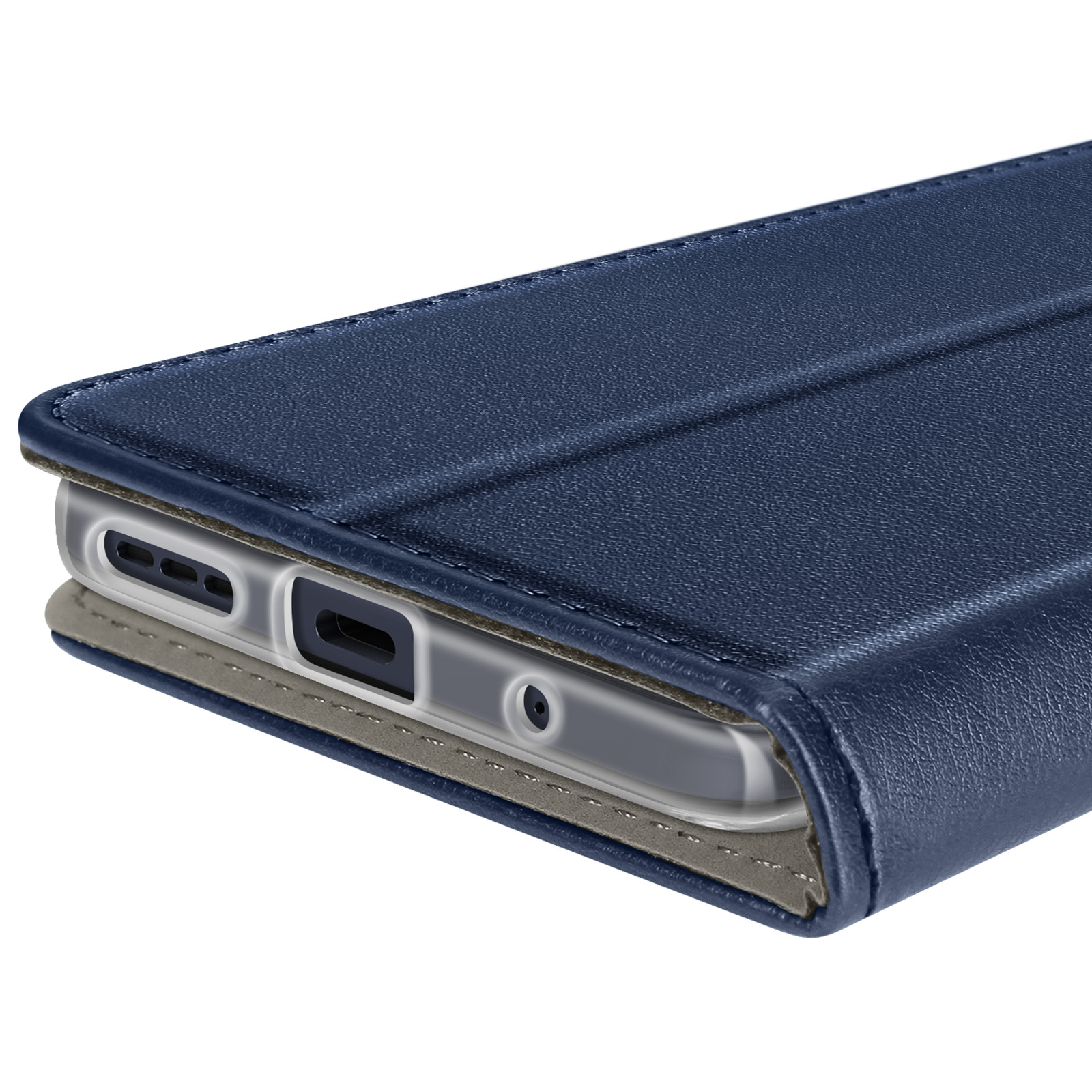 Primo piano di una custodia per telefono in pelle blu, aperta per rivelare il telefono all'interno.
