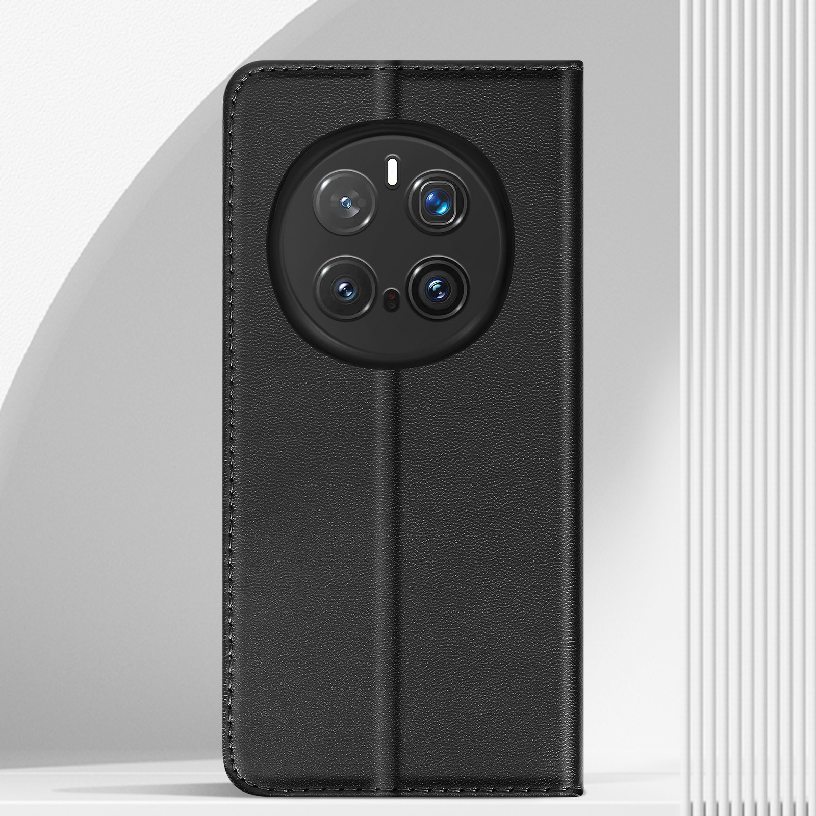 Custodia per telefono nera, con una cover che avvolge. Il telefono ha più fotocamere.