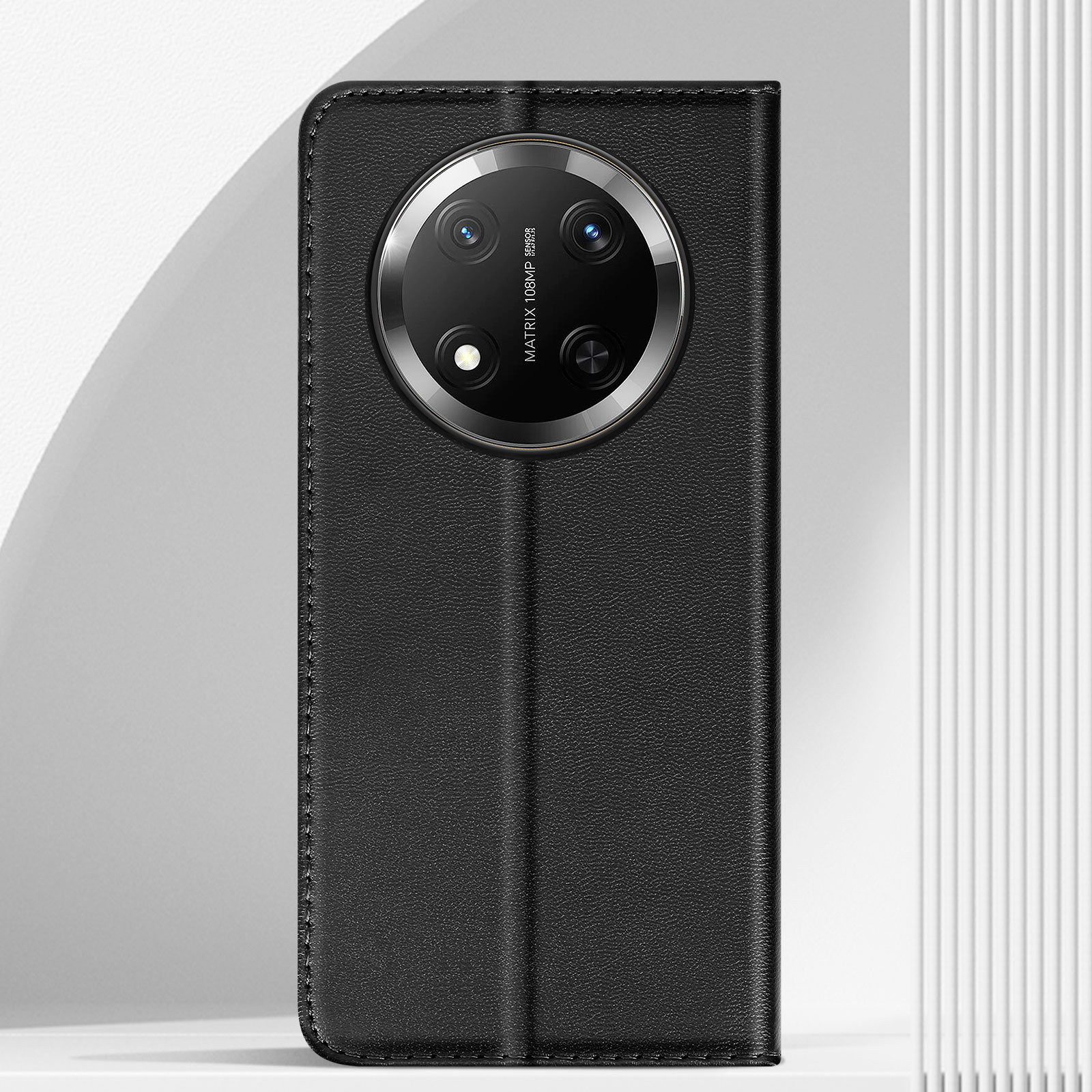 Custodia per telefono rossa con ritaglio per fotocamera. Il telefono è su un tavolo.