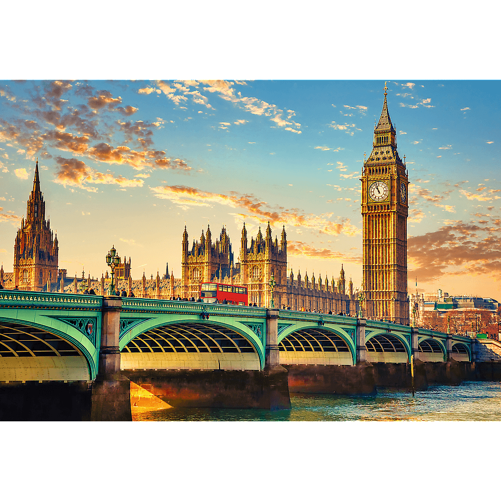 Big Ben y el Palacio de Westminster. Cielo al atardecer con nubes. Un autobús rojo cruza el puente.