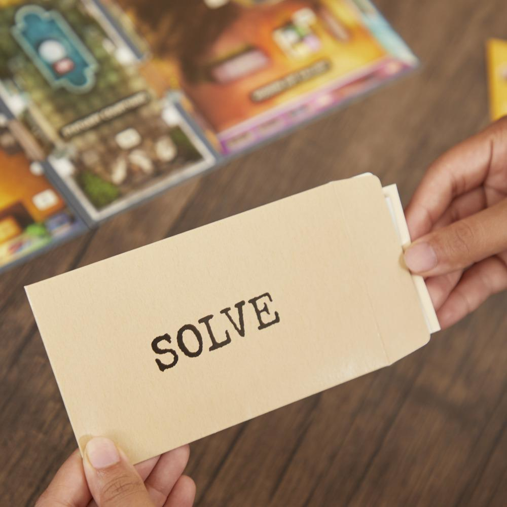 Manos sosteniendo un sobre con la palabra 'SOLVE' impresa.