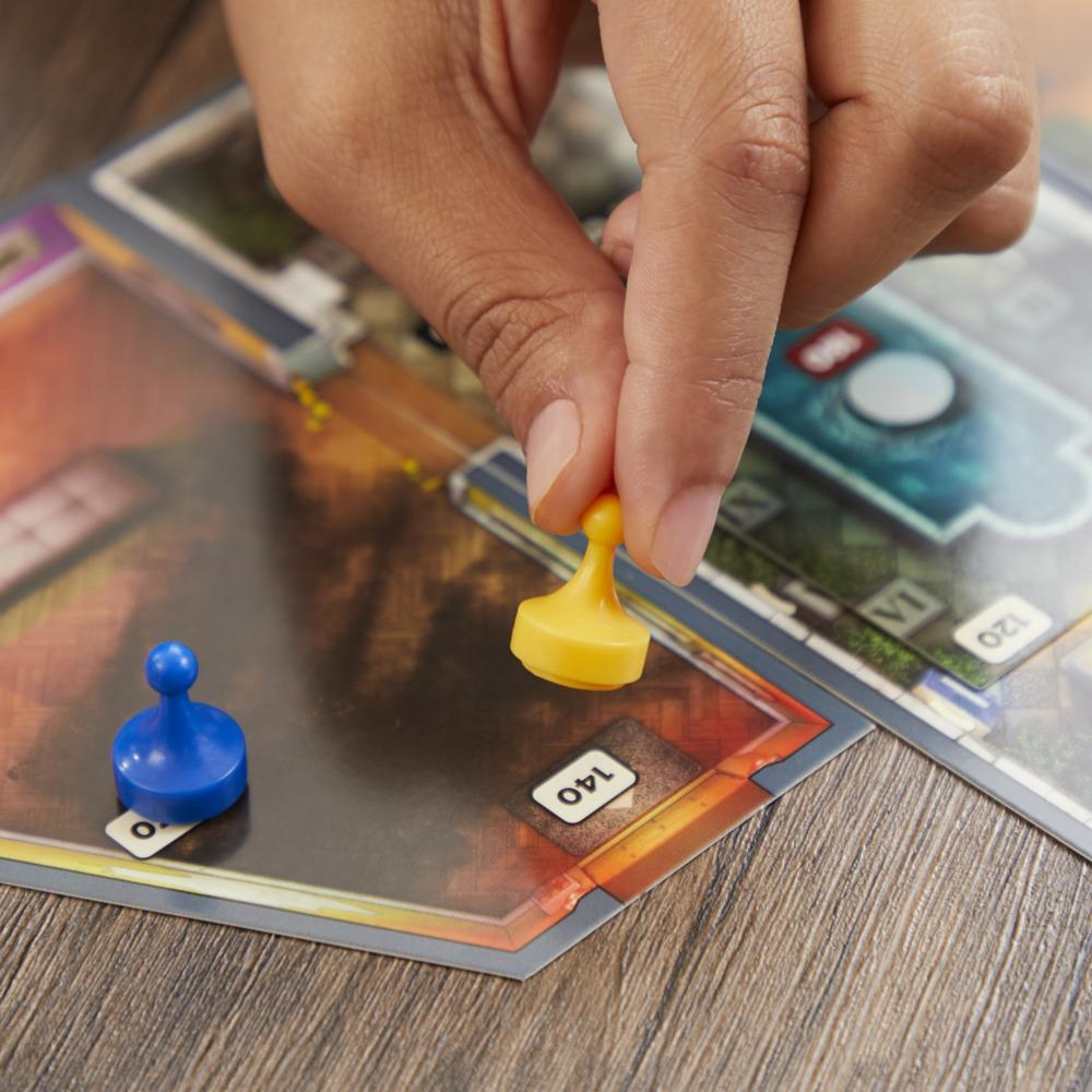 Una mano coloca una pieza amarilla en un juego de mesa, con una pieza azul cerca.