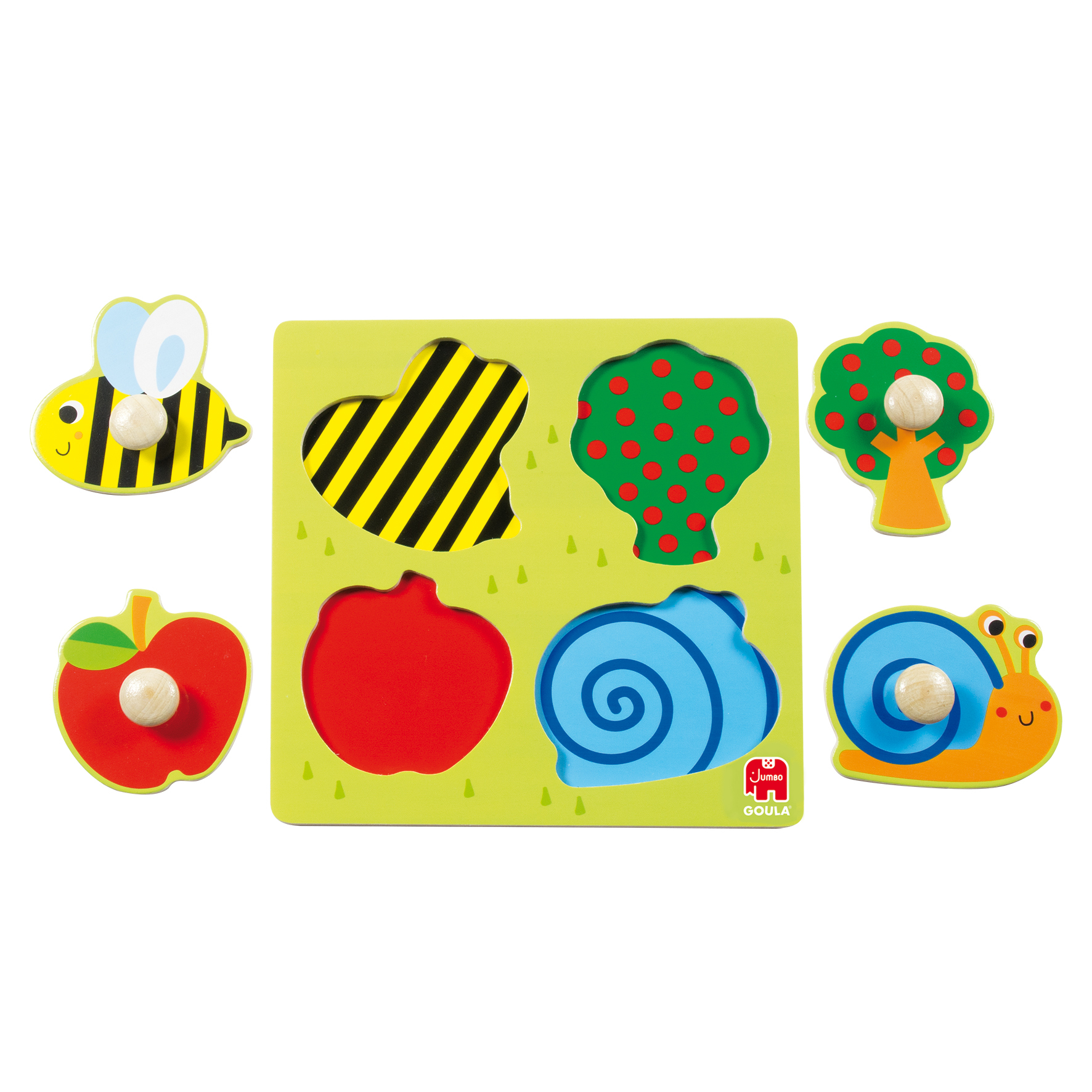 Drewniana układanka z pszczołą, sercem, drzewem, jabłkiem, ślimakiem na zielonym tle. Białe tło.