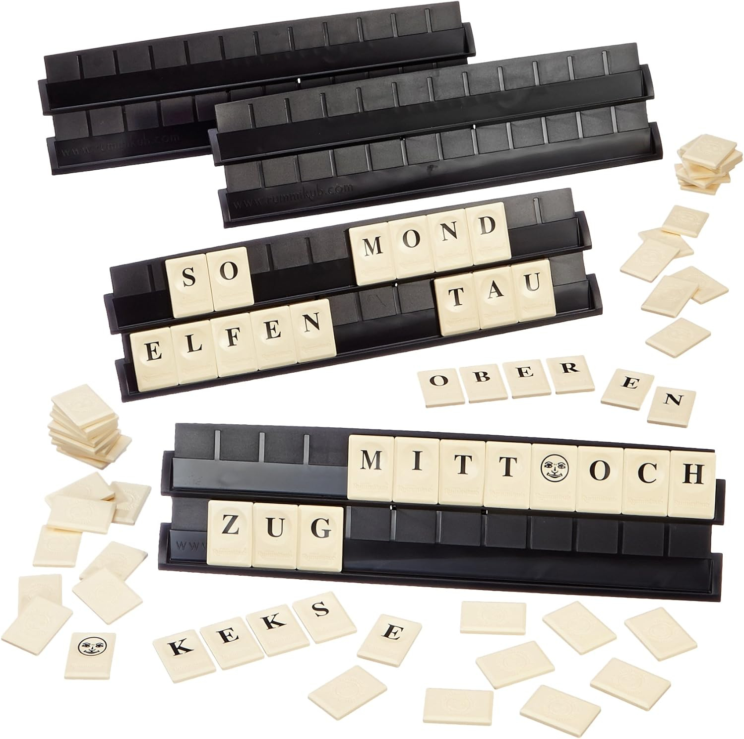 Scrabble-Spiel mit schwarzen Kartenhaltern. Kacheln mit Buchstaben sind sichtbar.