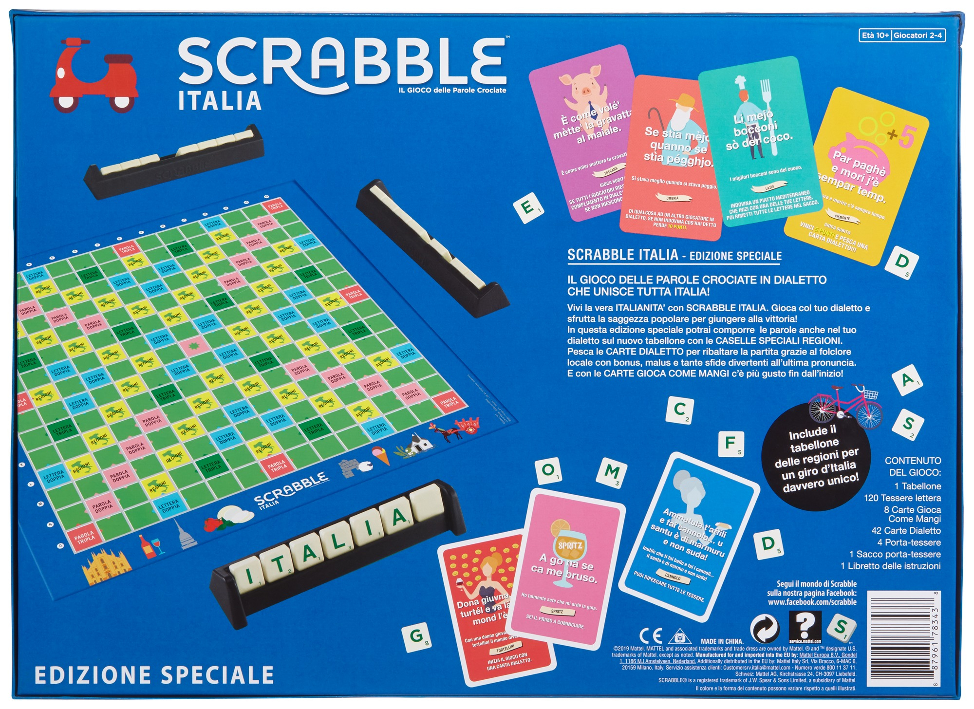 Scrabble Italia Brettspiel-Box. Brett, Spielsteine, Karten und Zubehör auf blauem Hintergrund.