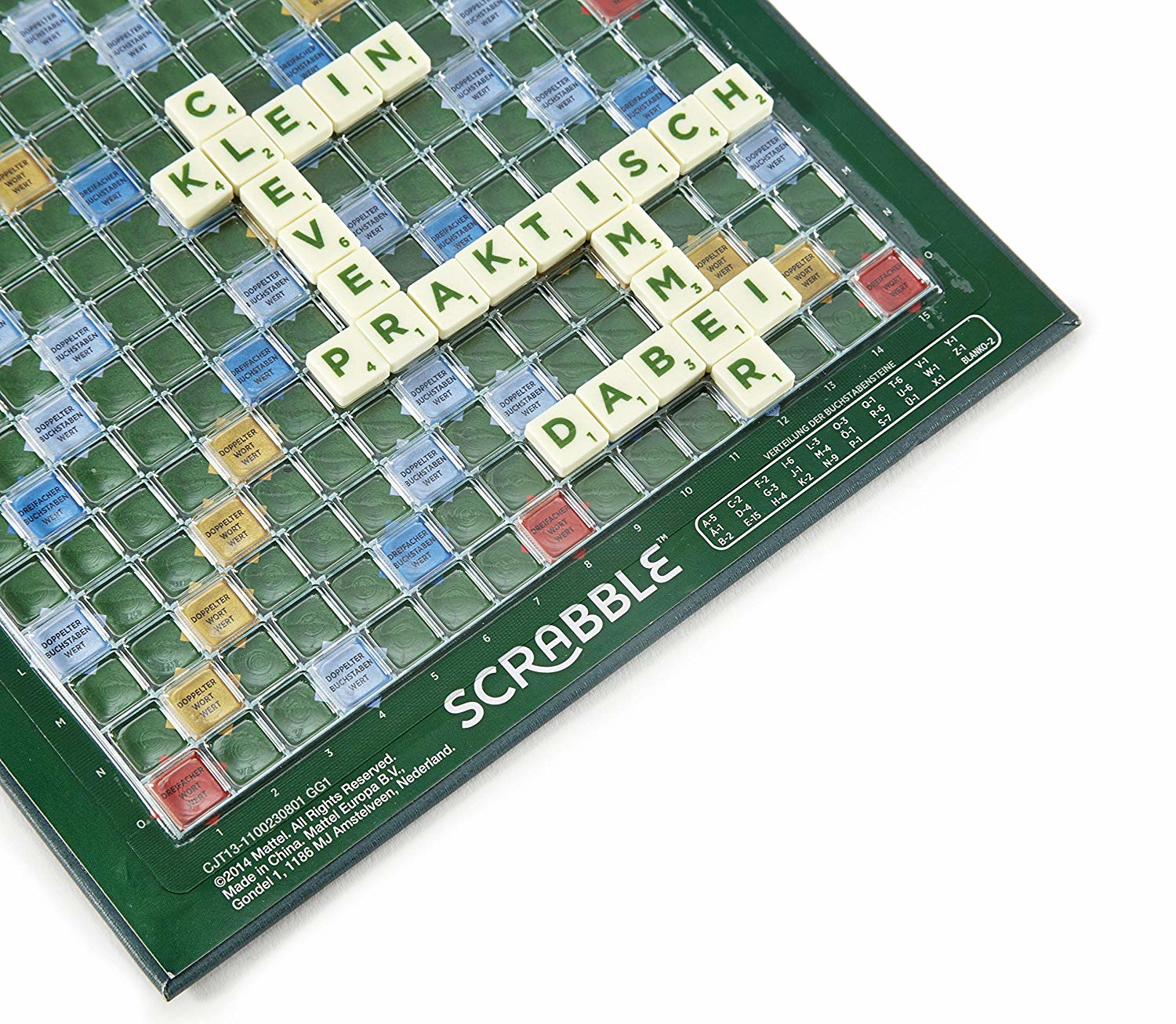 Scrabble-Brett mit Buchstaben, die Wörter bilden. Das Brett ist grün mit Buchstabenwerten. Weiße Kacheln sind sichtbar.