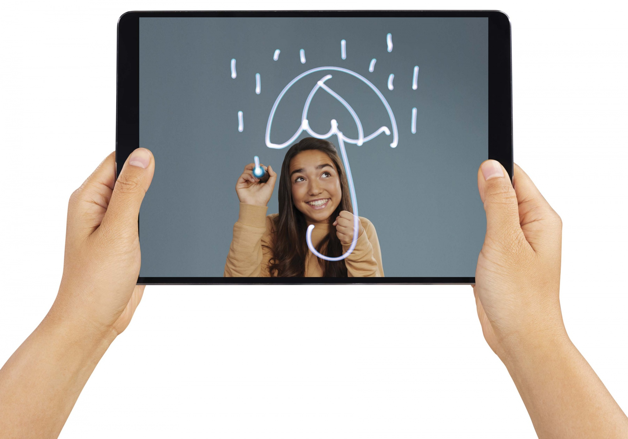 Hände halten ein Tablet, das eine Zeichnung eines Mädchens unter einem Regenschirm zeigt.