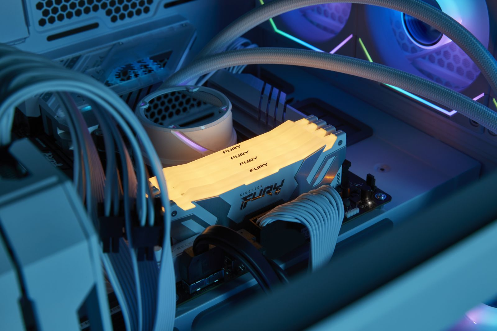 Komponenty komputera: kości RAM z napisem 'FURY' i białym oraz żółtym oświetleniem w środku.