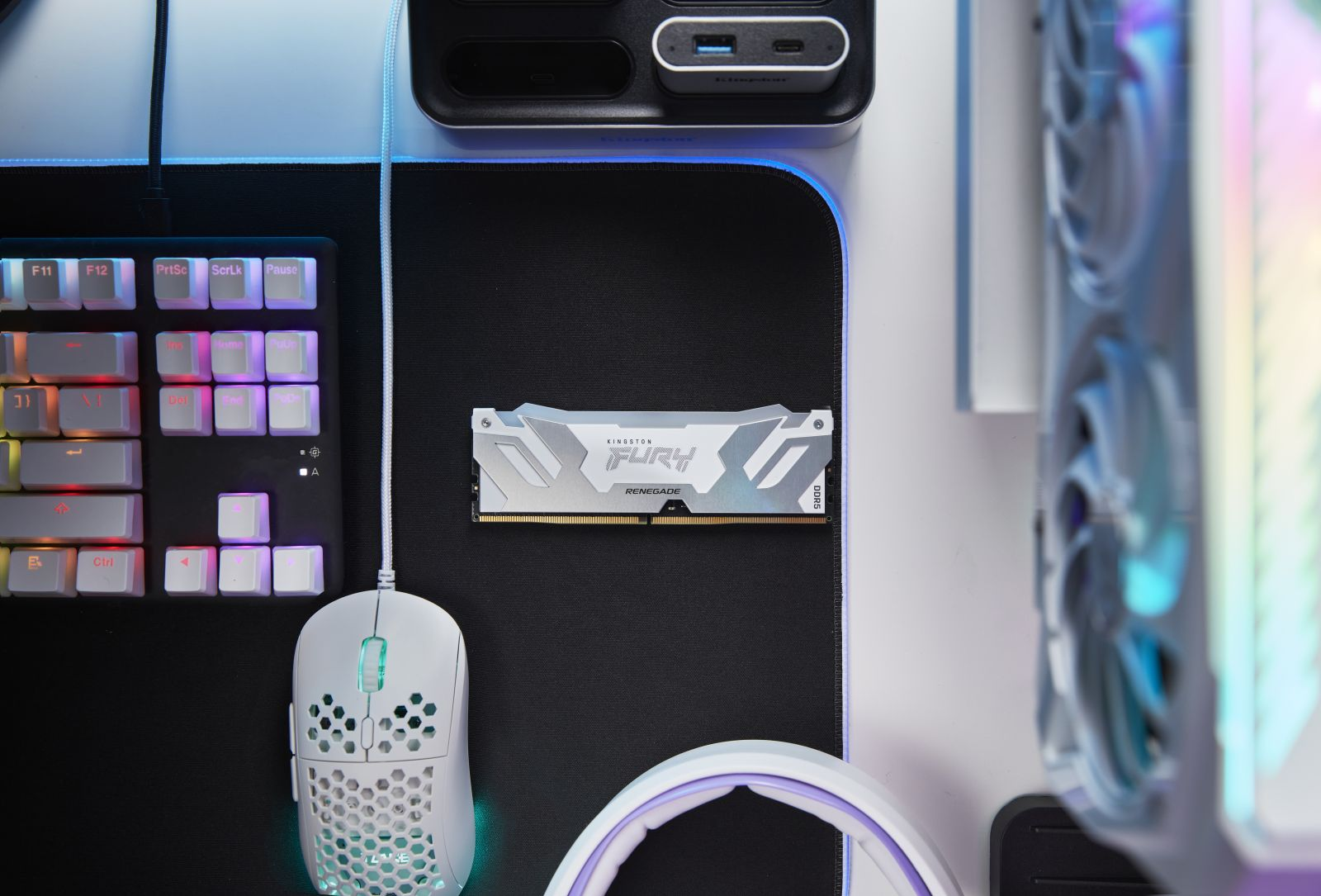 Widok z góry pokazuje konfigurację do gier z klawiaturą, myszą i pamięcią RAM.