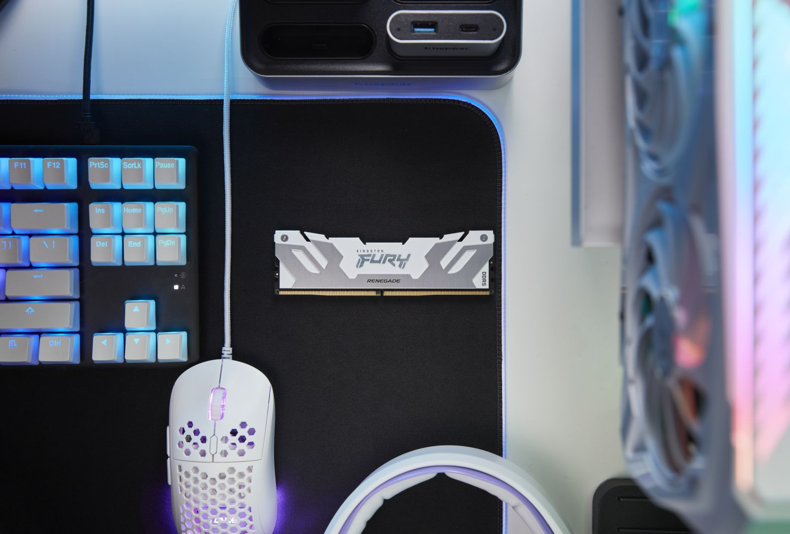 Konfiguracja do gier z klawiaturą, myszą, podkładką pod mysz i pamięcią RAM. Tło jest rozmyte.