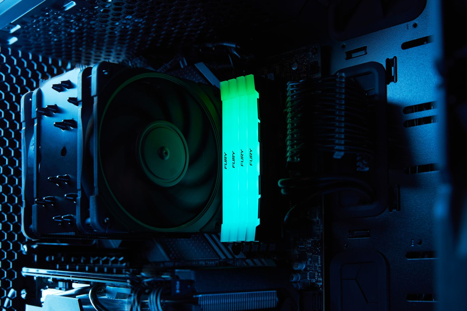 Komponent komputera z chłodnicą i świecącym na zielono modułem RAM w obudowie.