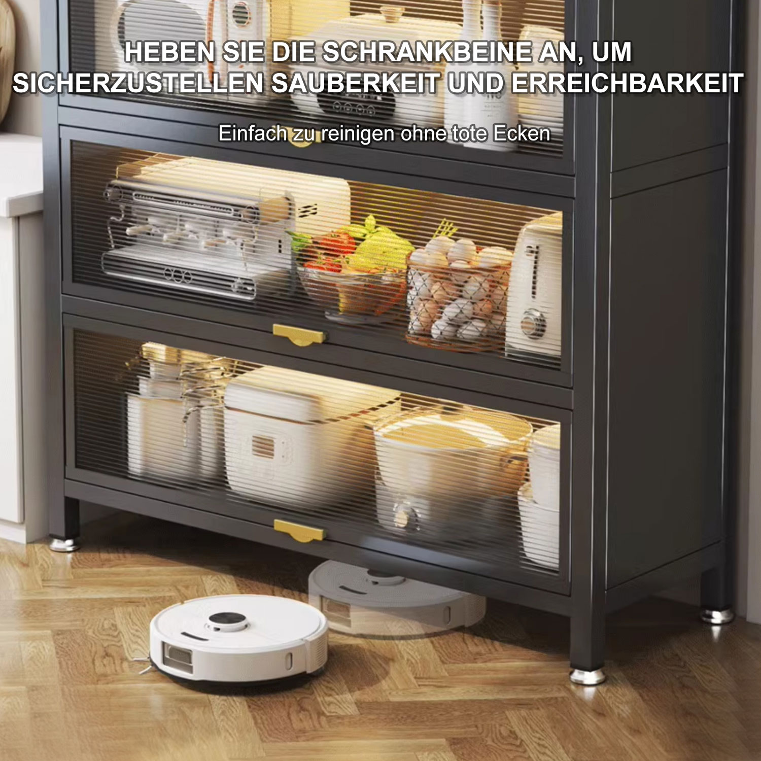 Schwarzer Schrank mit Glastüren. Roboter-Staubsauger darunter. Küchenutensilien sichtbar.
