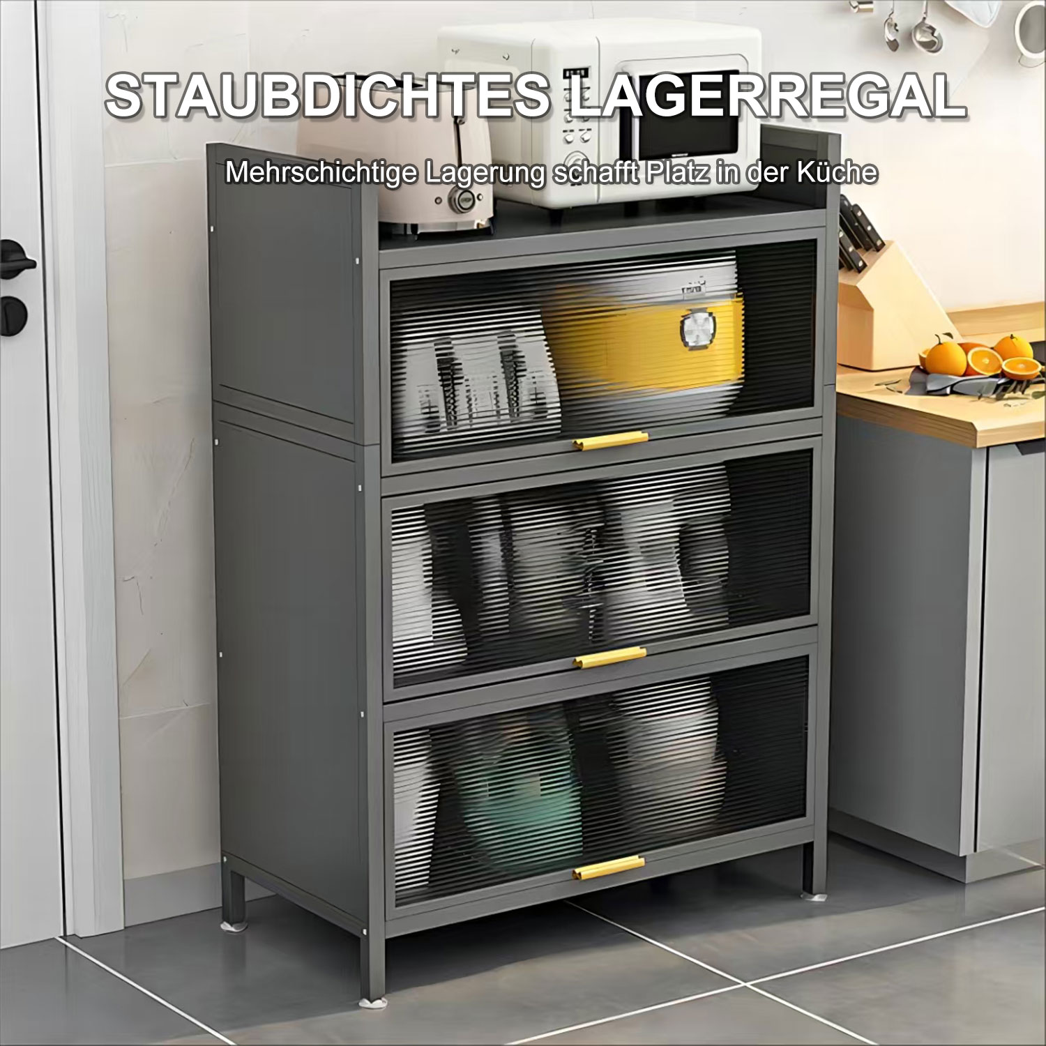 Ein grauer Küchenschrank mit drei Regalen. Er hat Glastüren und goldene Griffe.