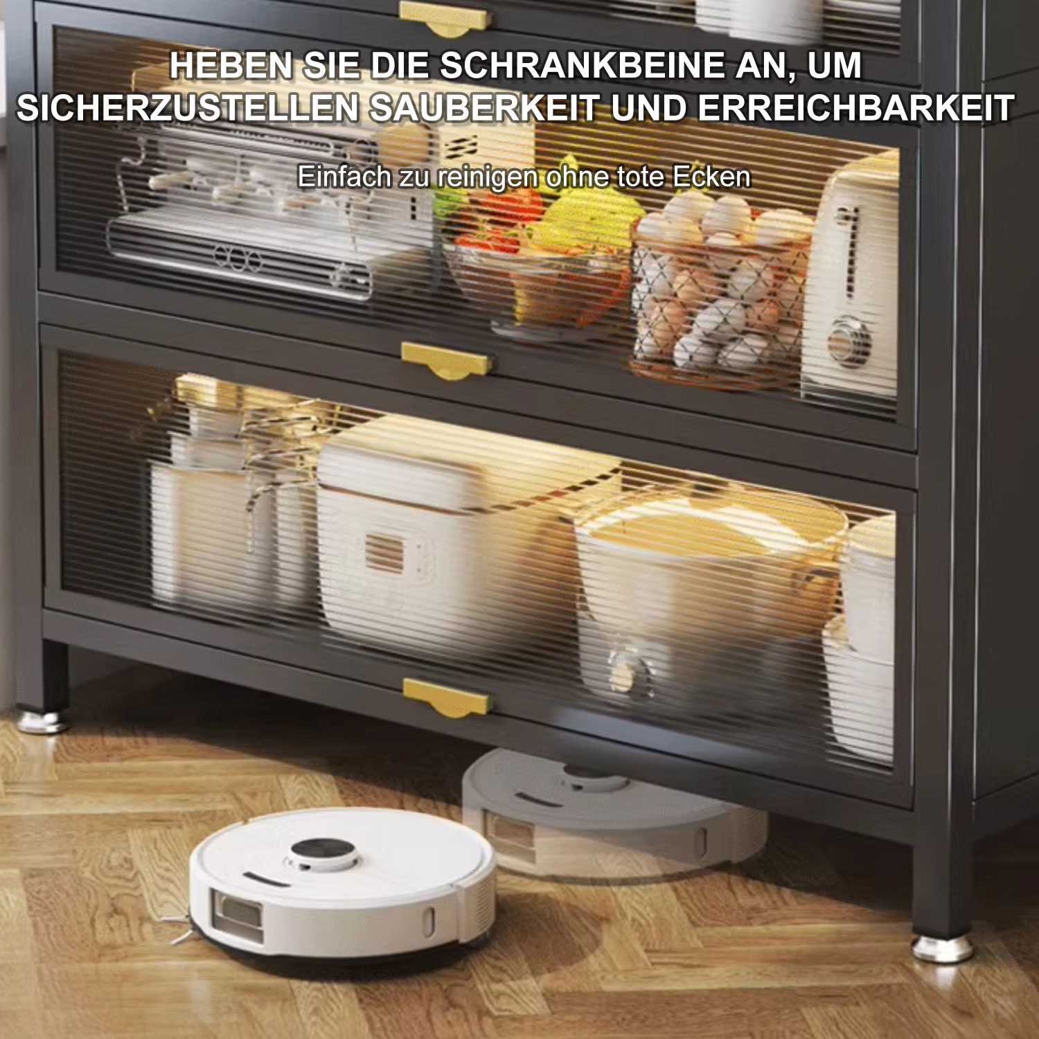 Ein Schrank mit Glastüren, der Küchenartikel enthält. Ein Roboterstaubsauger reinigt den Boden.