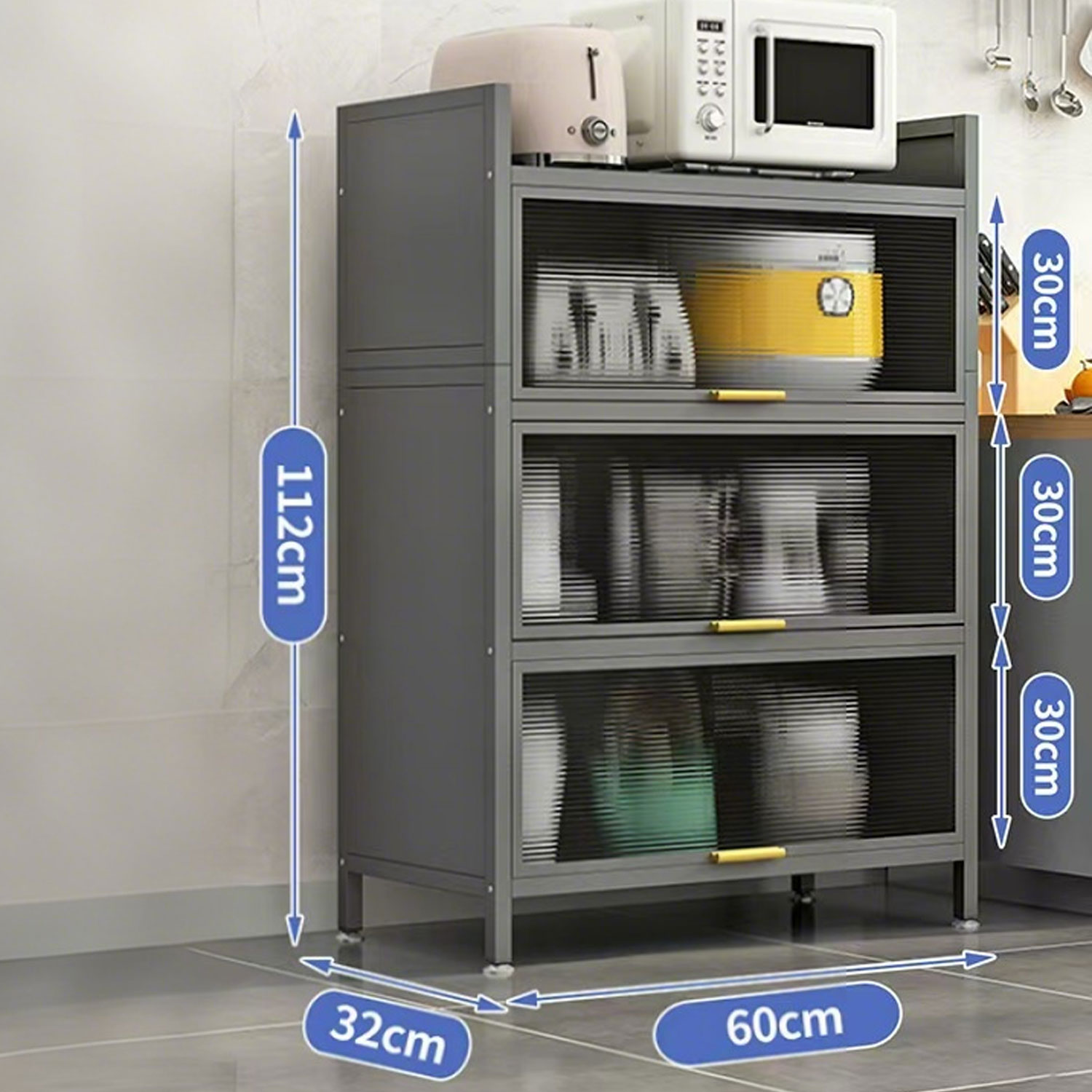 Ein grauer Küchenschrank mit drei Glastüren. Mikrowelle und Toaster oben.