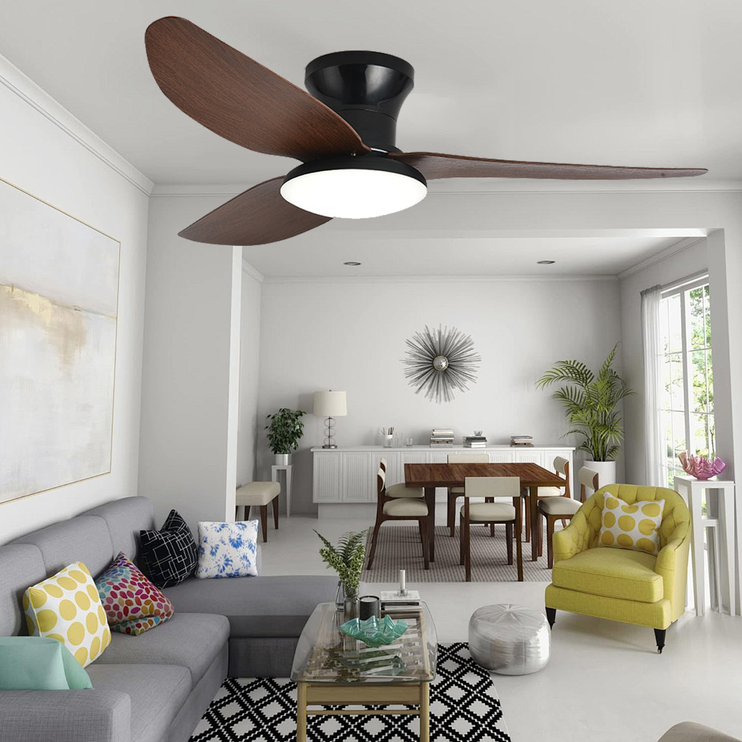 Wohnzimmer mit Deckenventilator mit drei Holzblättern und weißem Licht.