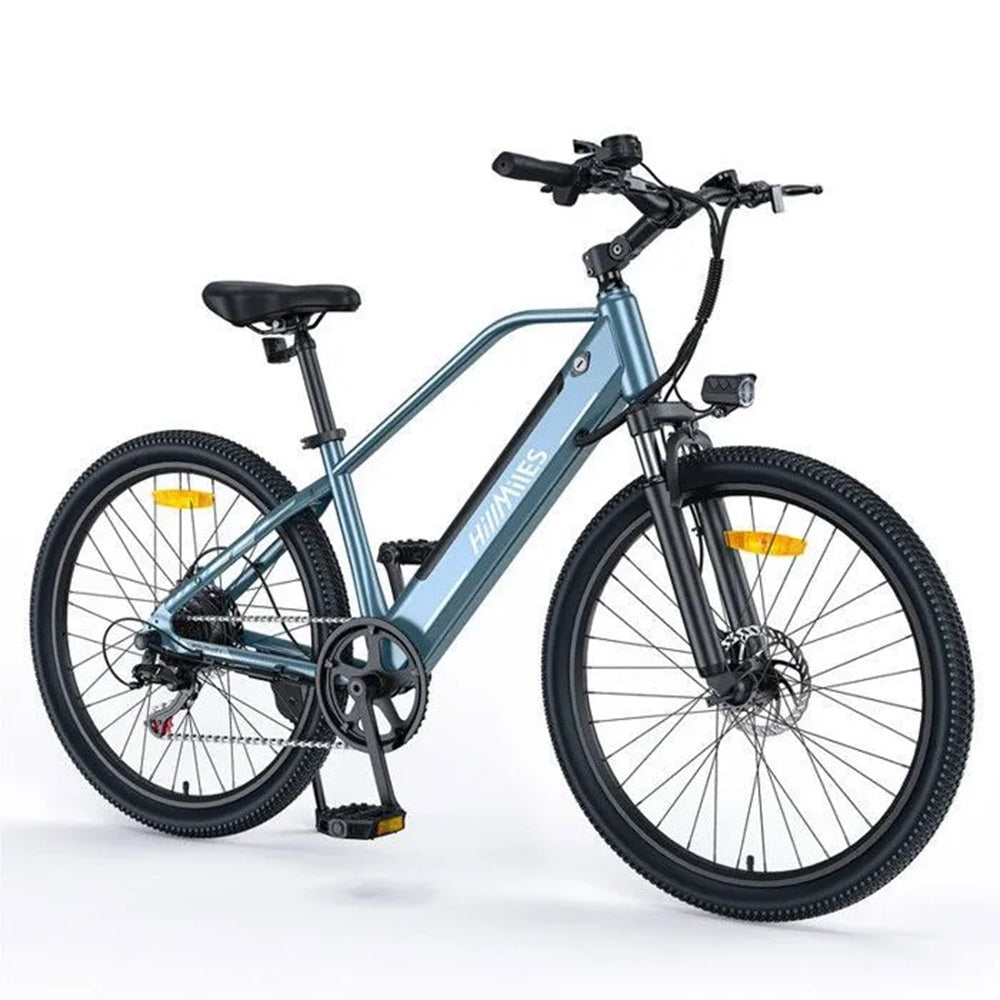 Bicicletta elettrica blu e argento. Ha pneumatici neri e un sedile nero. Sfondo bianco.